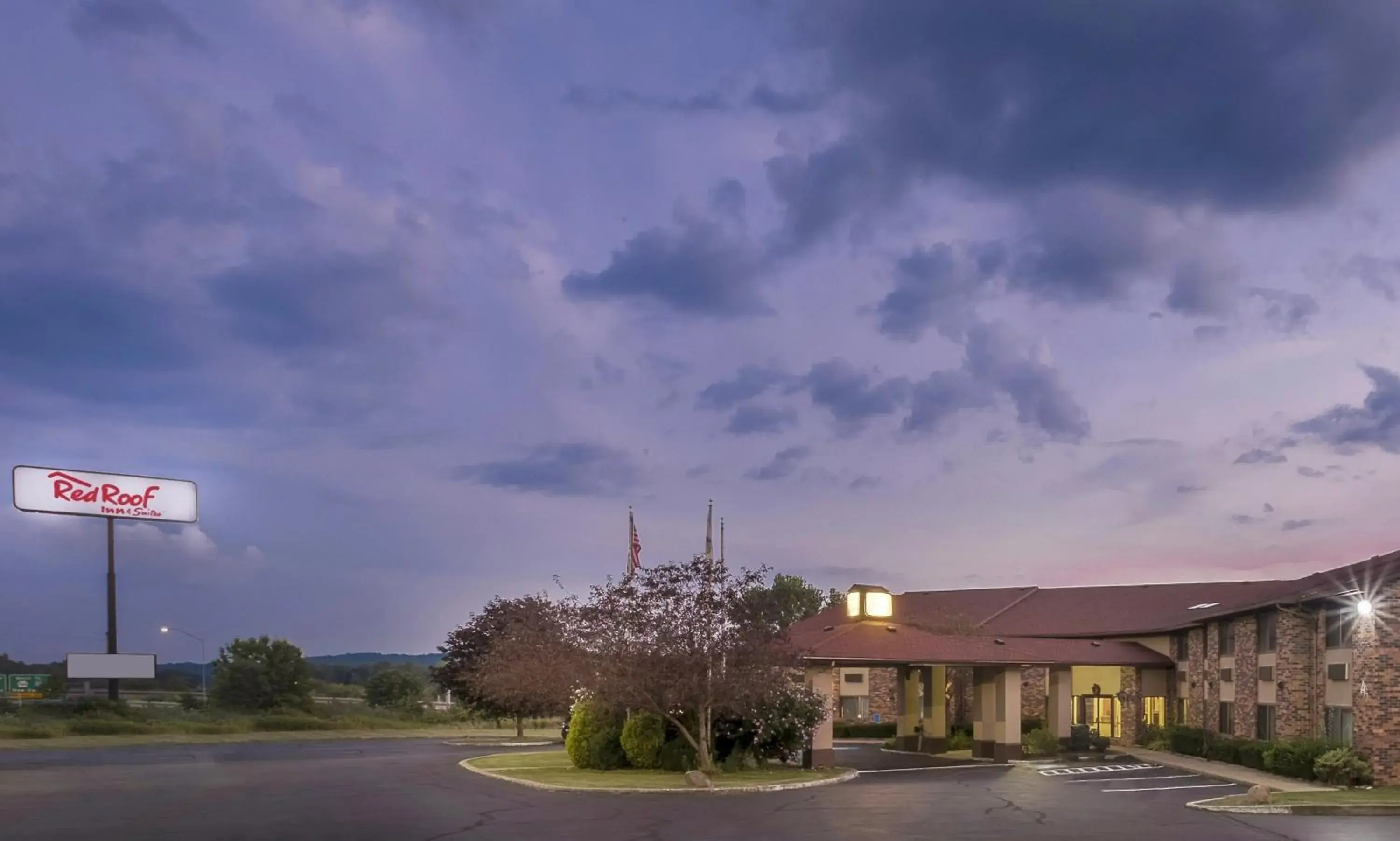 Property Building in Red Roof Inn & Suites Hermitage