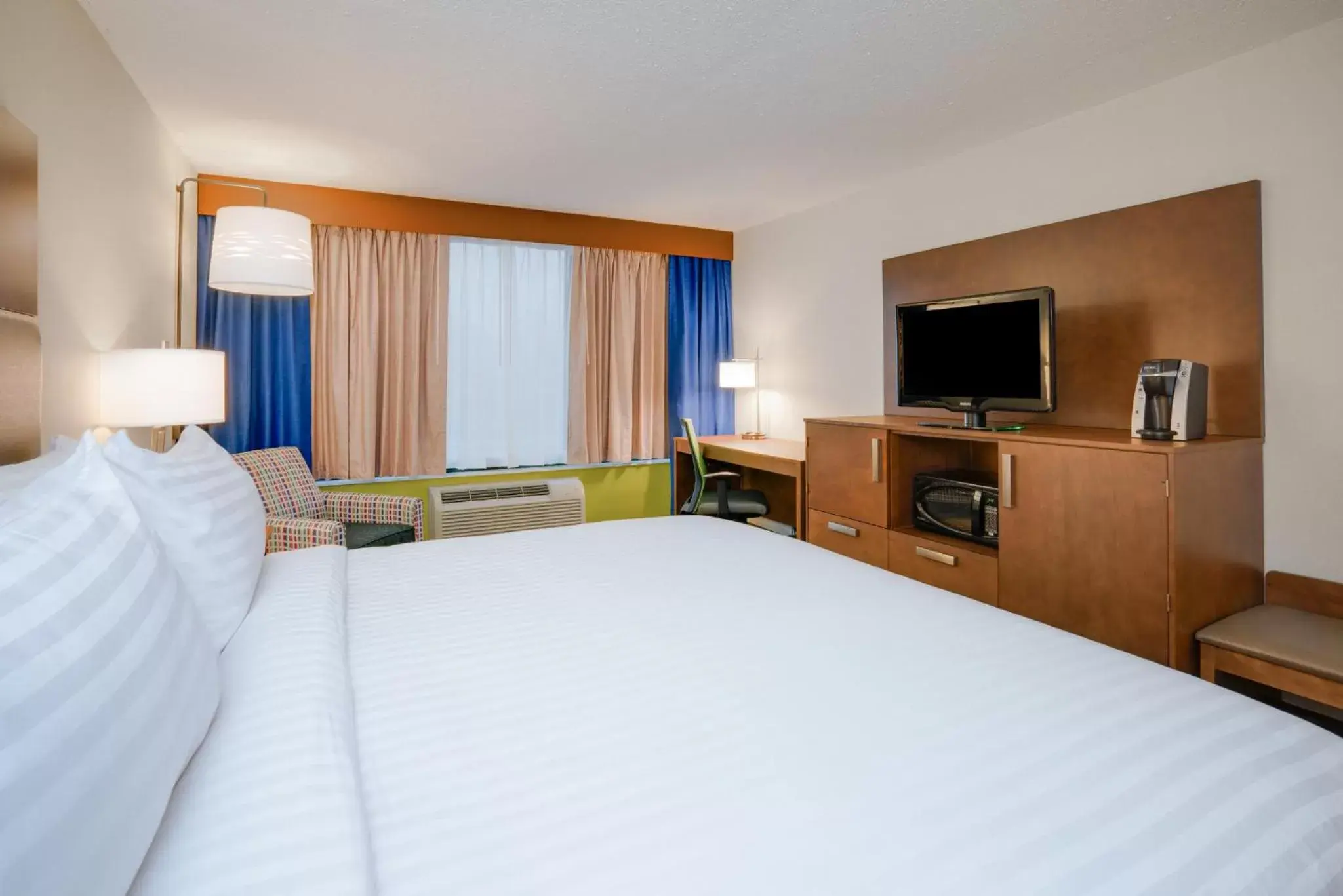 Photo of the whole room, Bed in Holiday Inn Express & Suites Ft. Washington - Philadelphia, an IHG Hotel