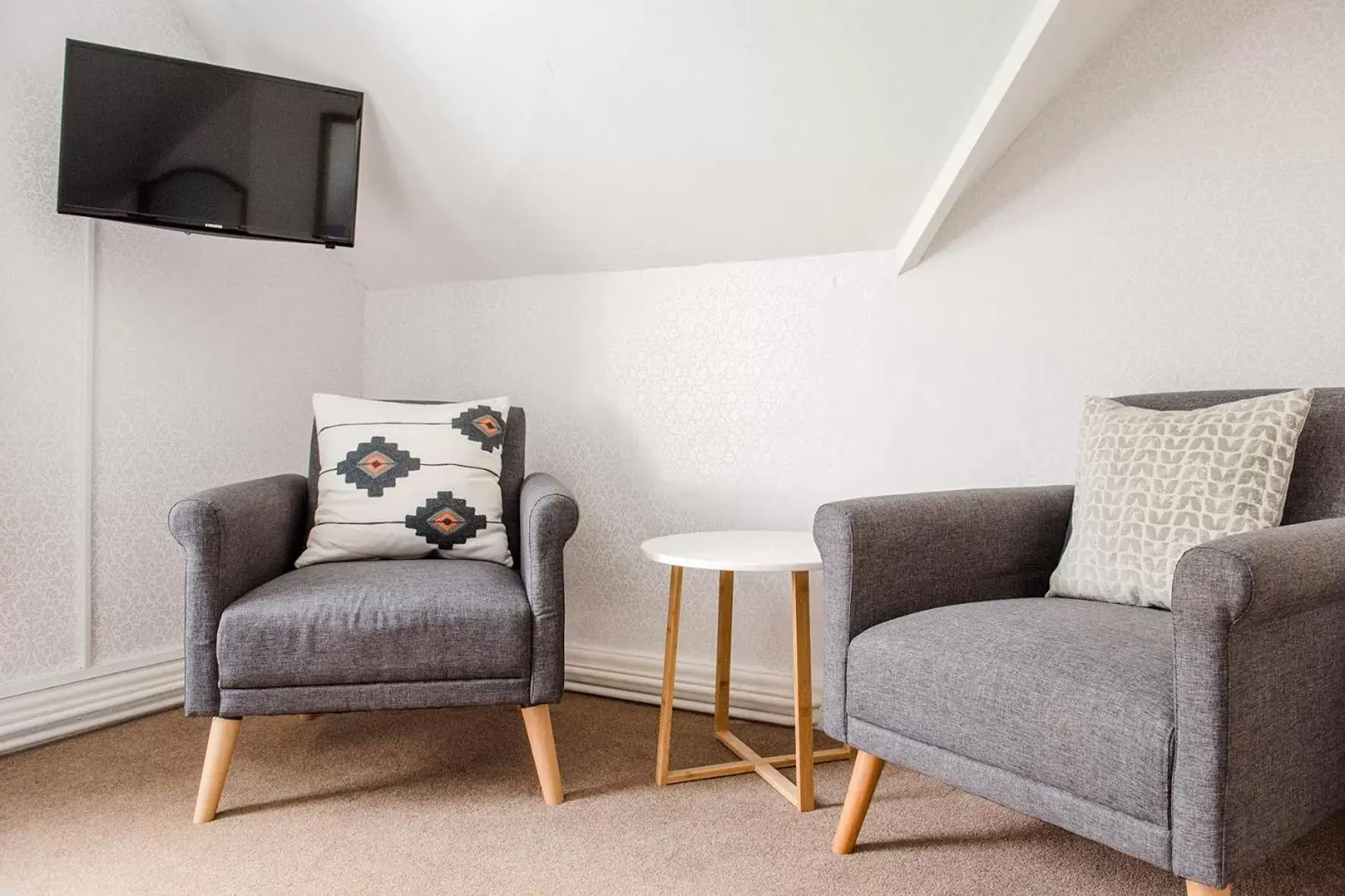 Bedroom, Seating Area in Mynd House