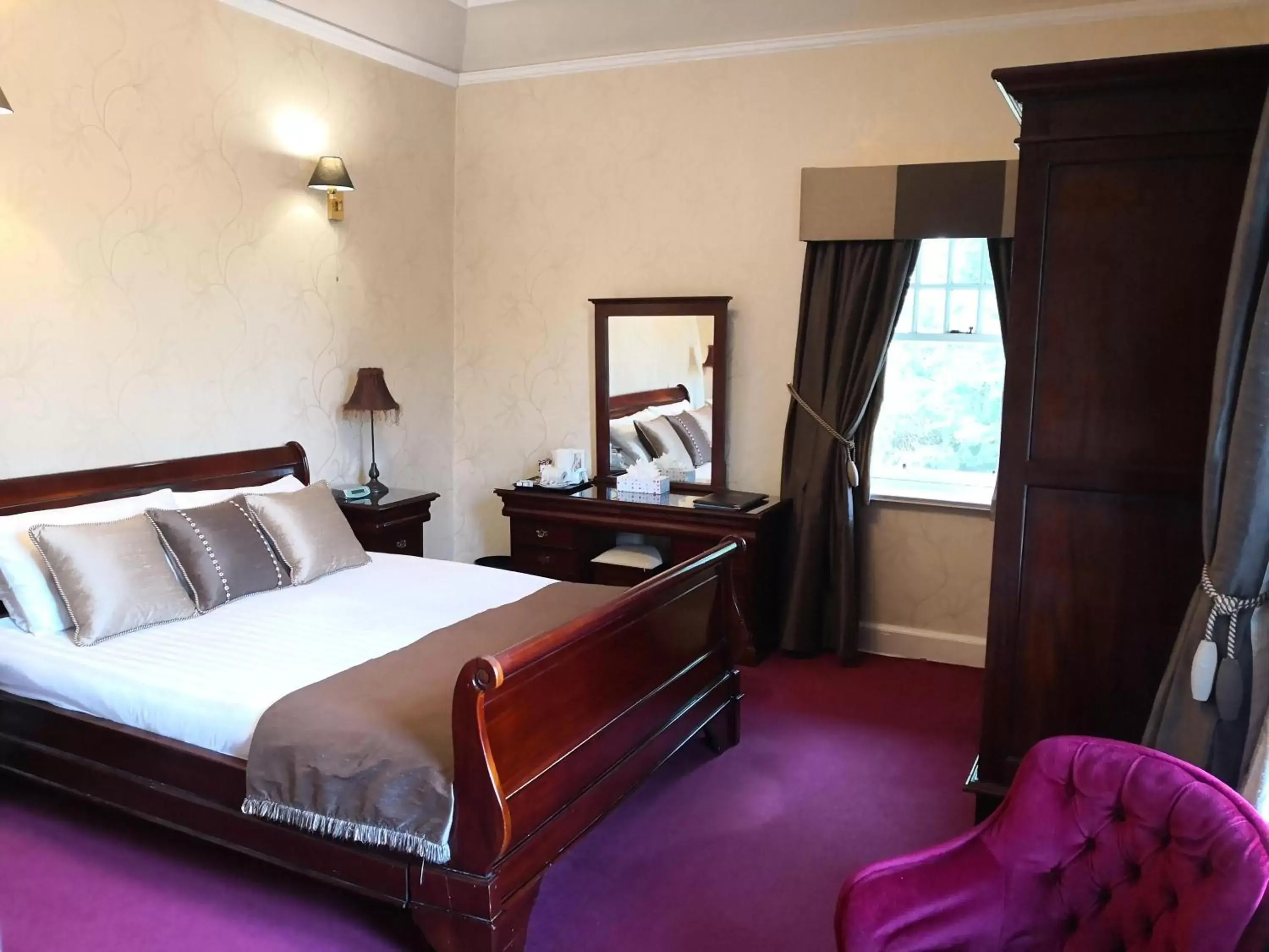 Bed in Dunmar House Hotel