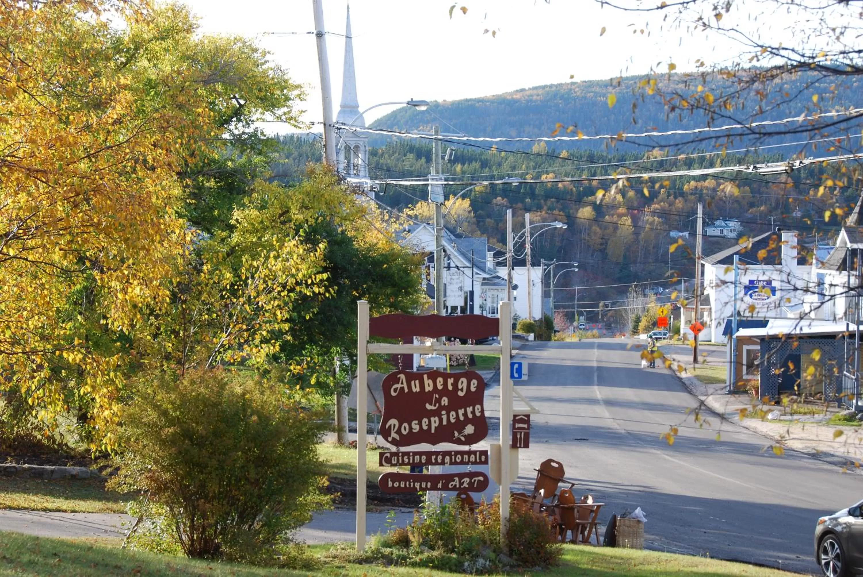 Area and facilities in Auberge la Rosepierre bistro Henri