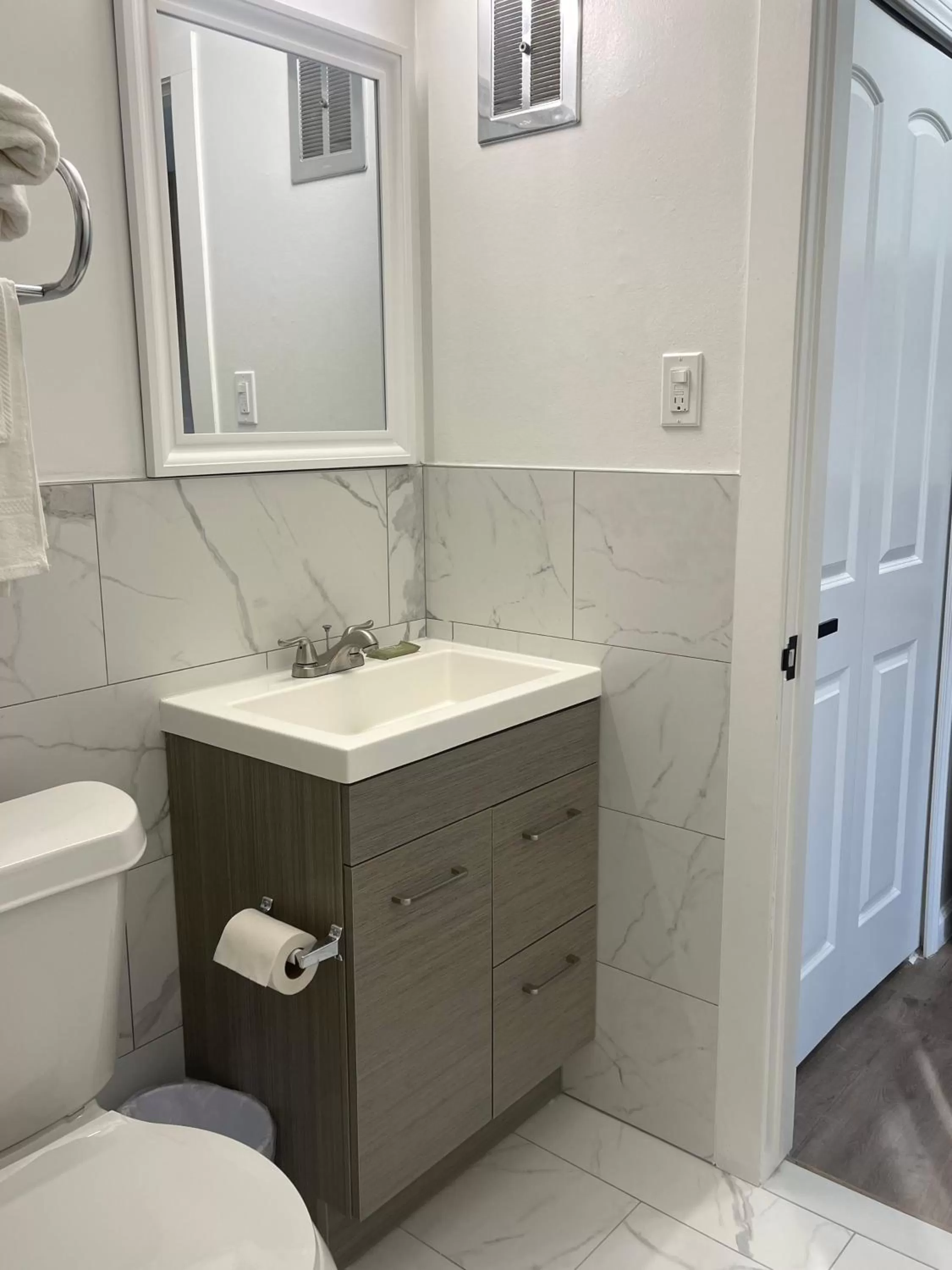 Bathroom in Downtown Inn