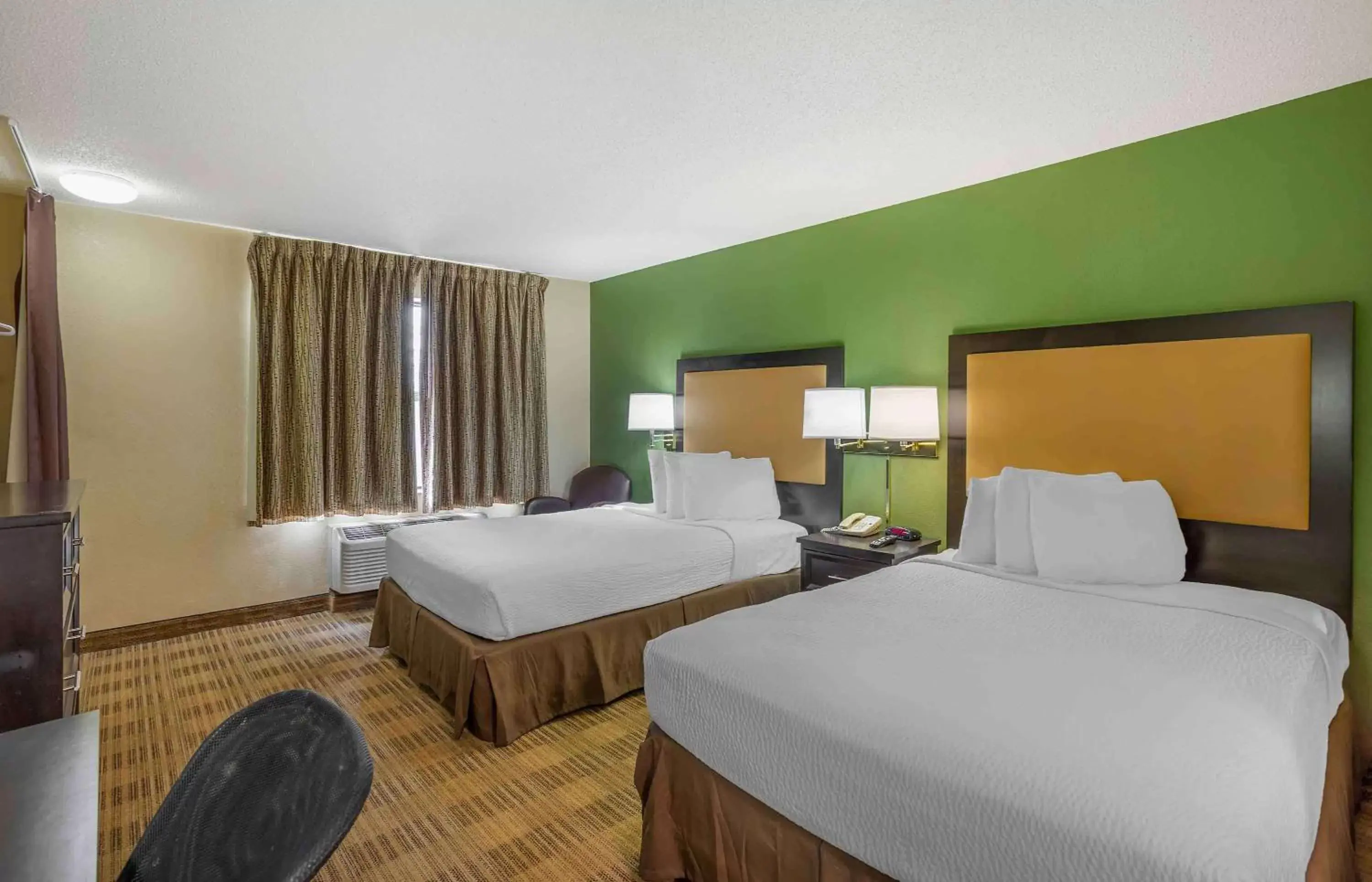 Bedroom, Bed in Extended Stay America Suites - Philadelphia - Horsham - Welsh Rd