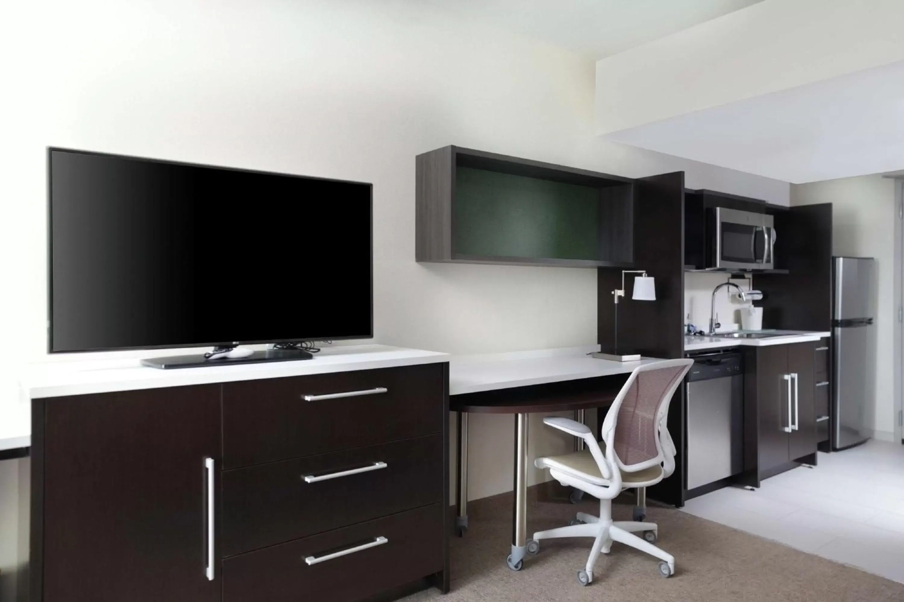 Bedroom, TV/Entertainment Center in Home2 Suites by Hilton Louisville Airport/Expo Center