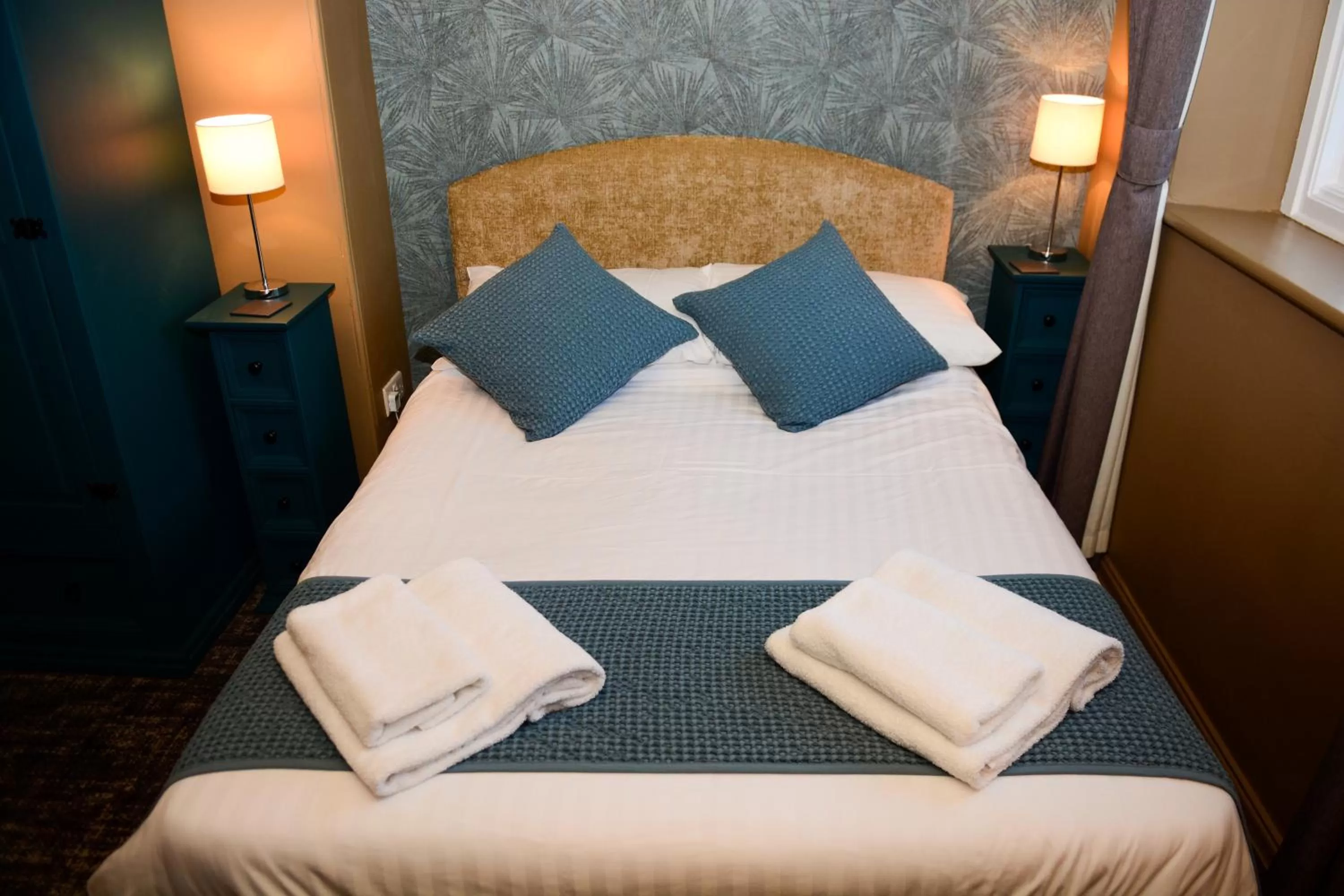 Bedroom, Bed in Plough Inn