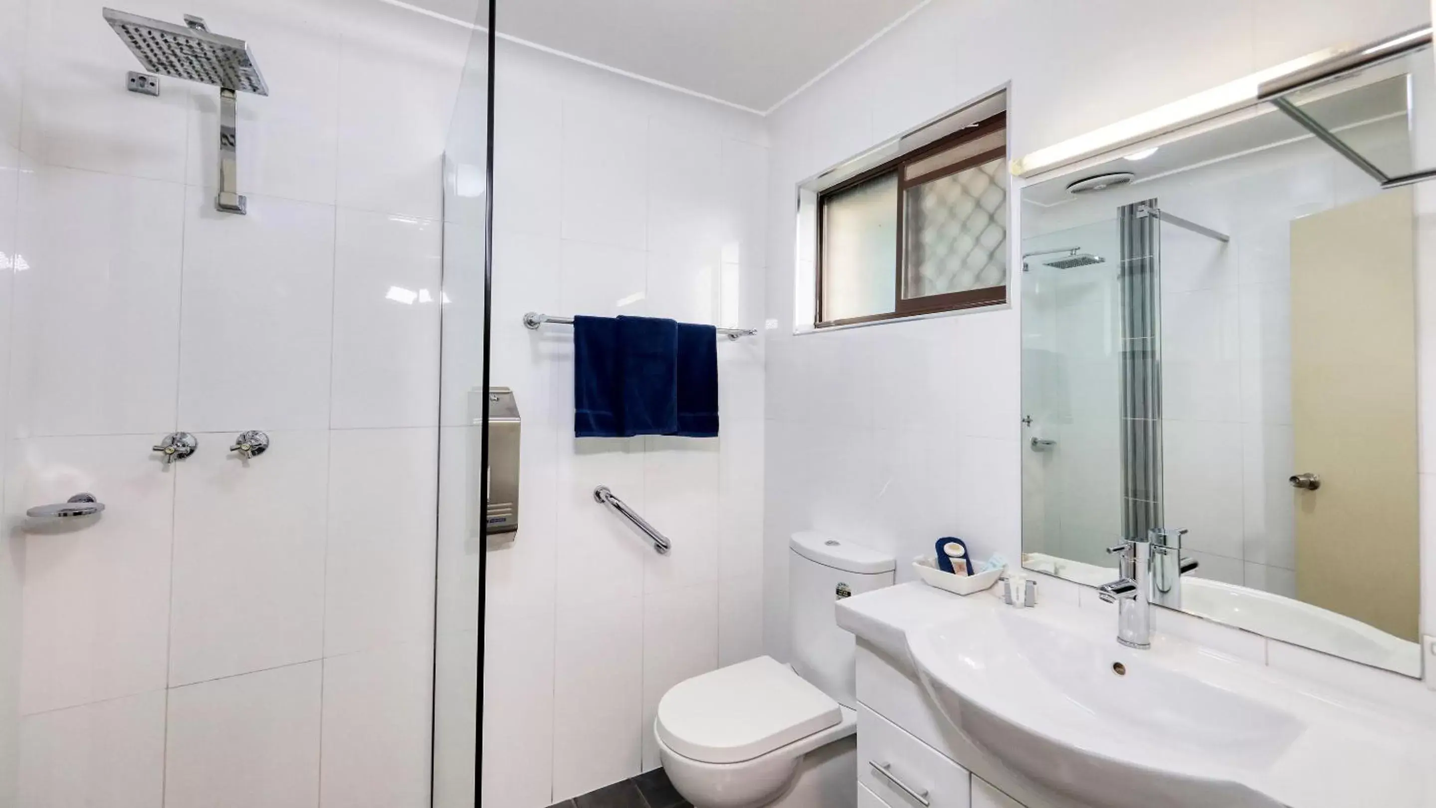 Bathroom in Forest Lodge Motor Inn & Restaurant