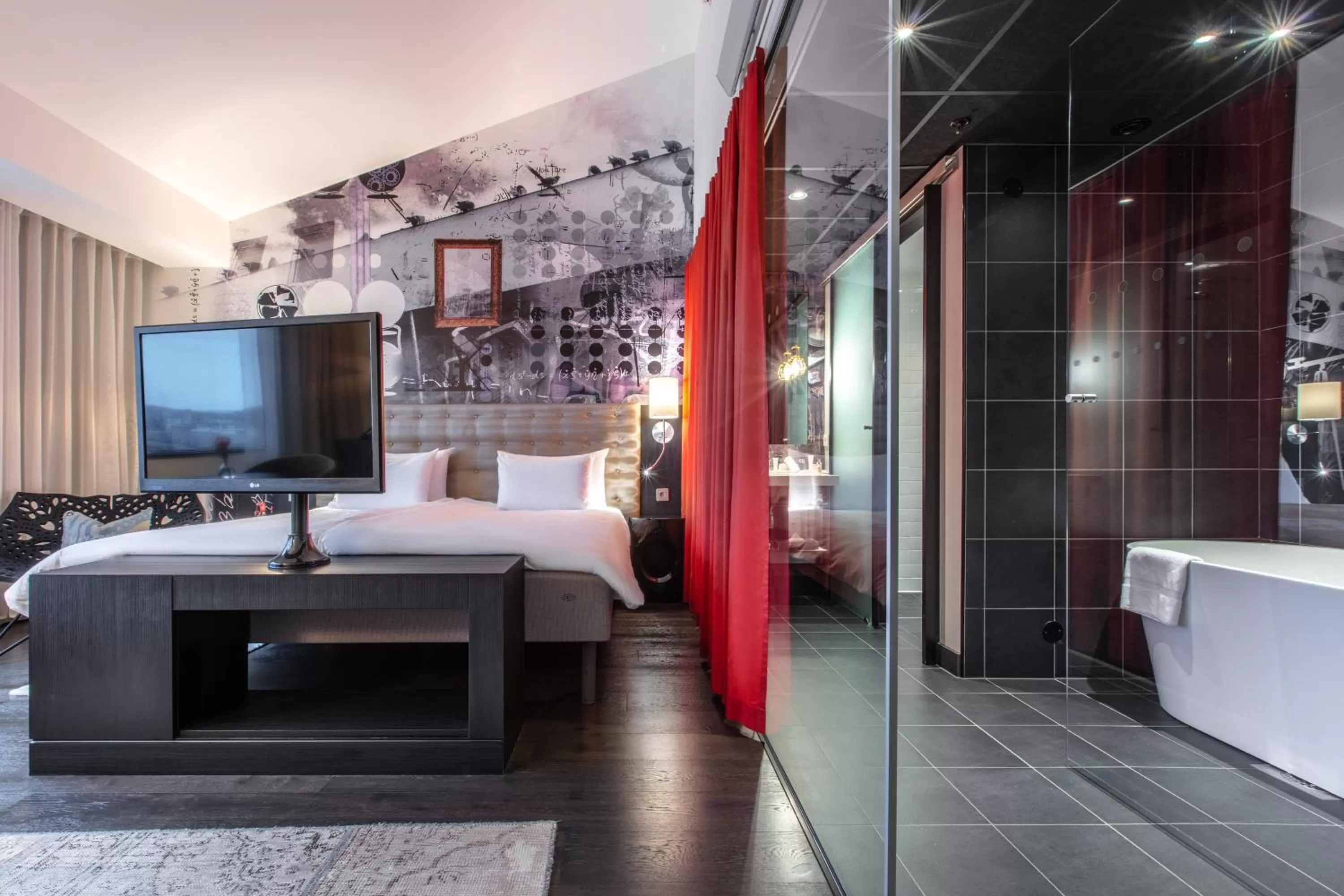 Shower, Bed in Radisson Blu Riverside Hotel