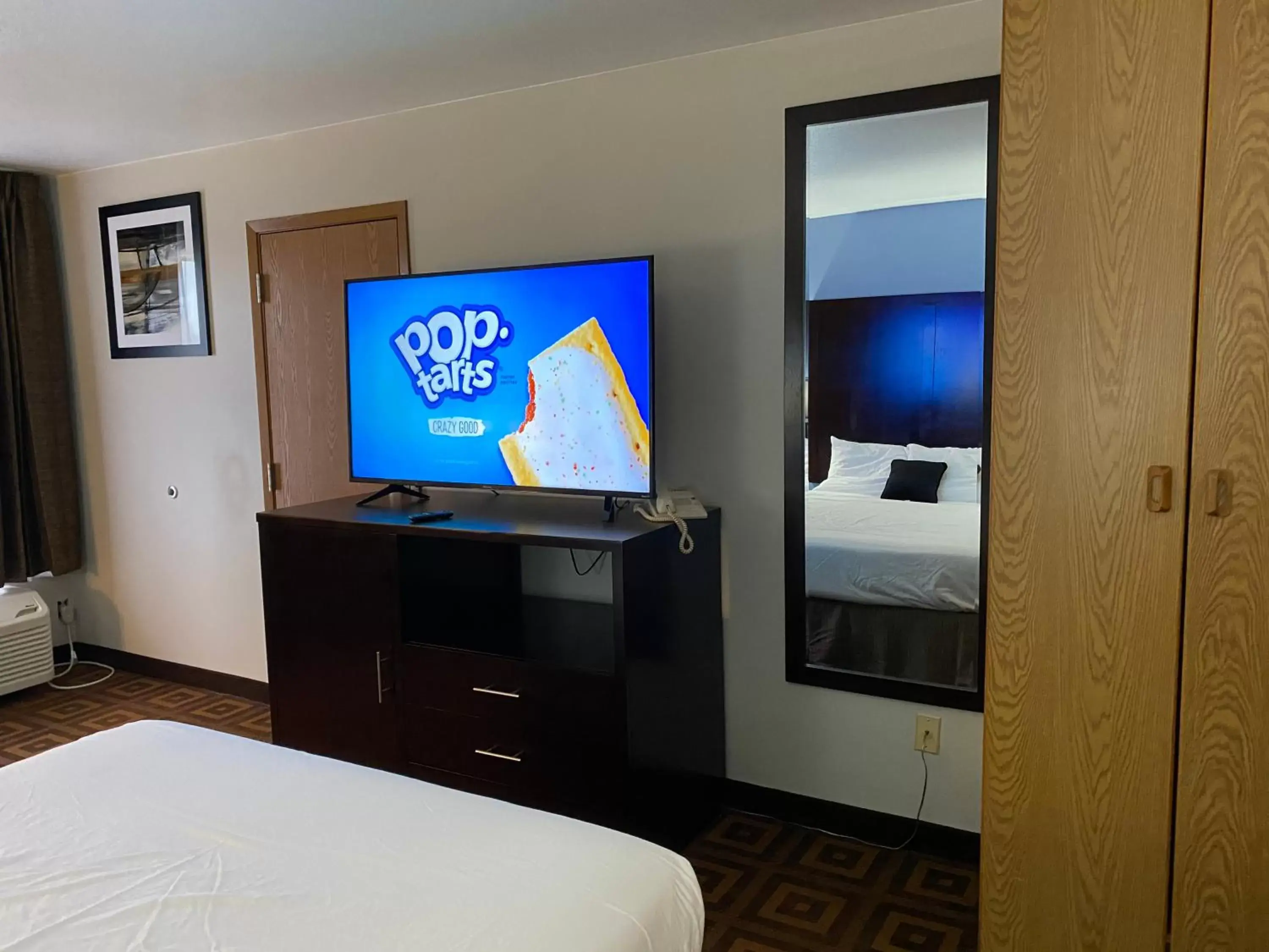 TV and multimedia, TV/Entertainment Center in Red Lion Inn & Suites Post Falls