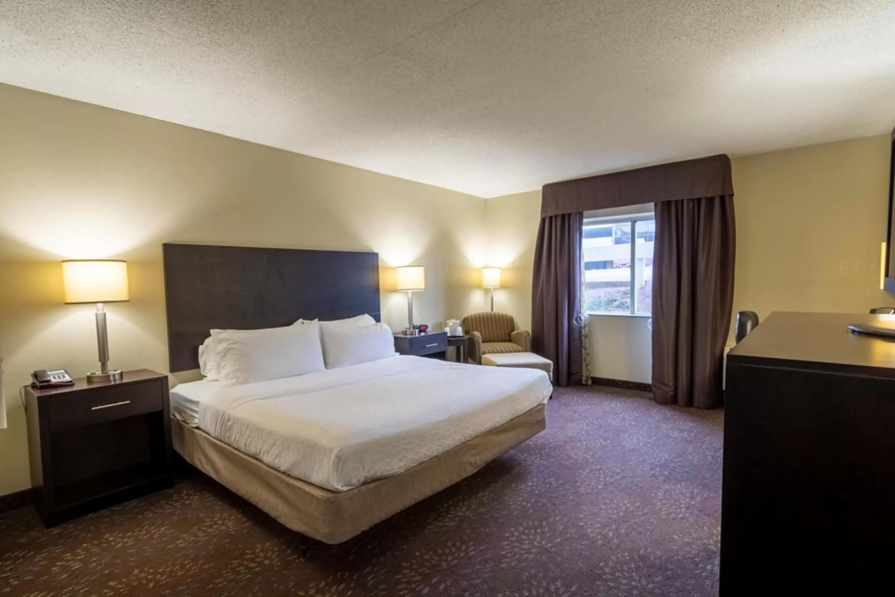Property building, Bed in Holiday Inn Express Hotel & Suites Pittsburgh Airport, an IHG Hotel