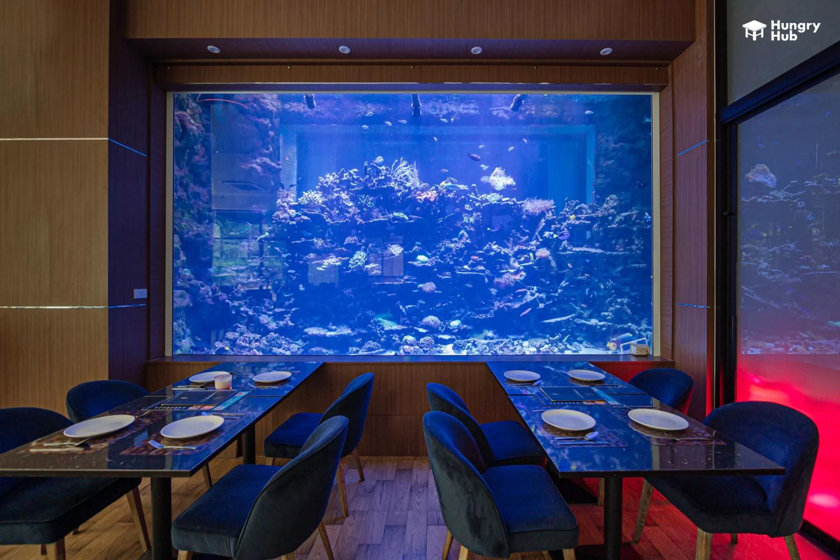 Restaurant/places to eat in V20 Boutique Jacuzzi Hotel