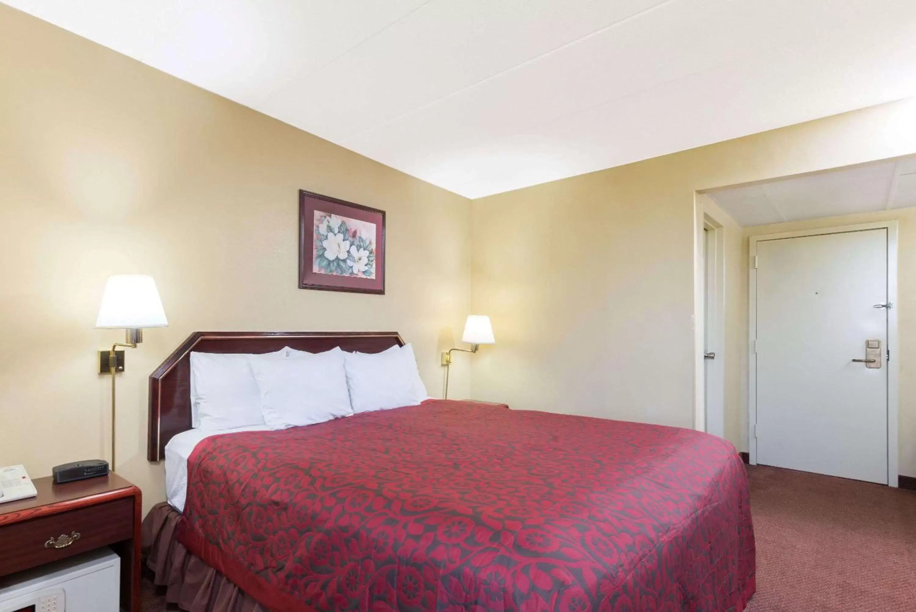 Photo of the whole room, Bed in Days Inn by Wyndham Hagerstown