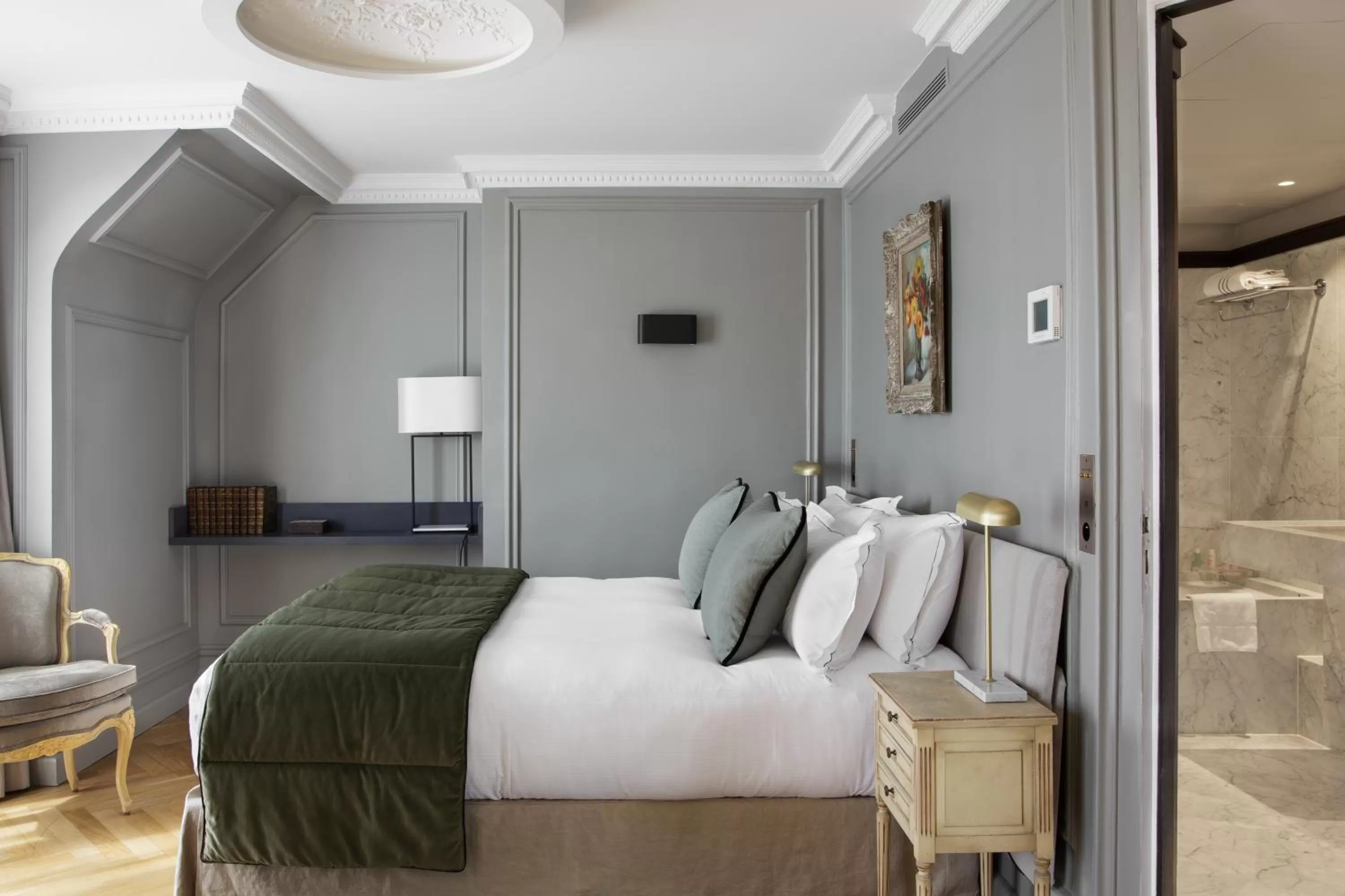 Bed in Hôtel Lancaster Paris Champs-Elysées