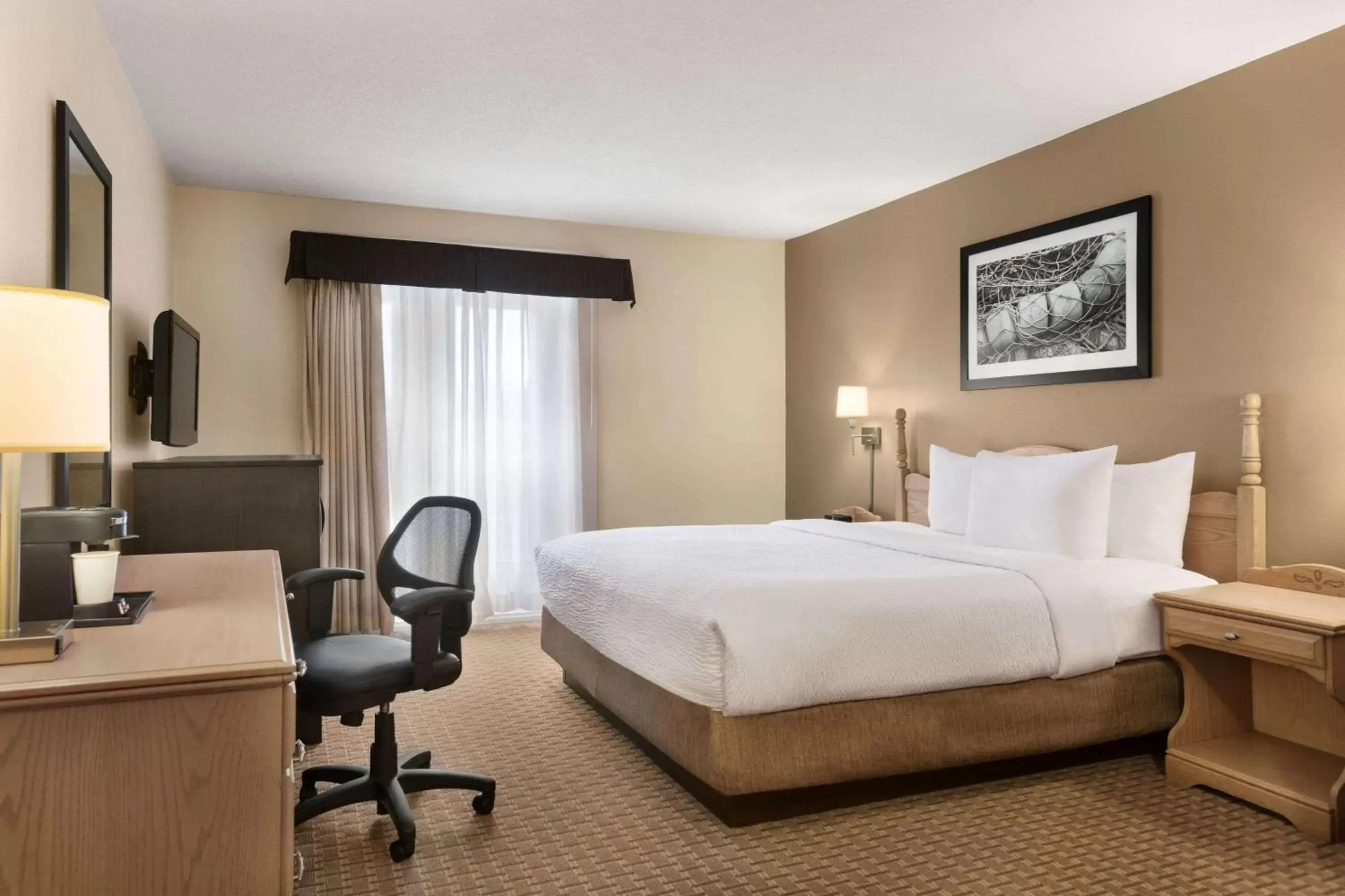 Photo of the whole room, Bed in Travelodge Suites by Wyndham Moncton