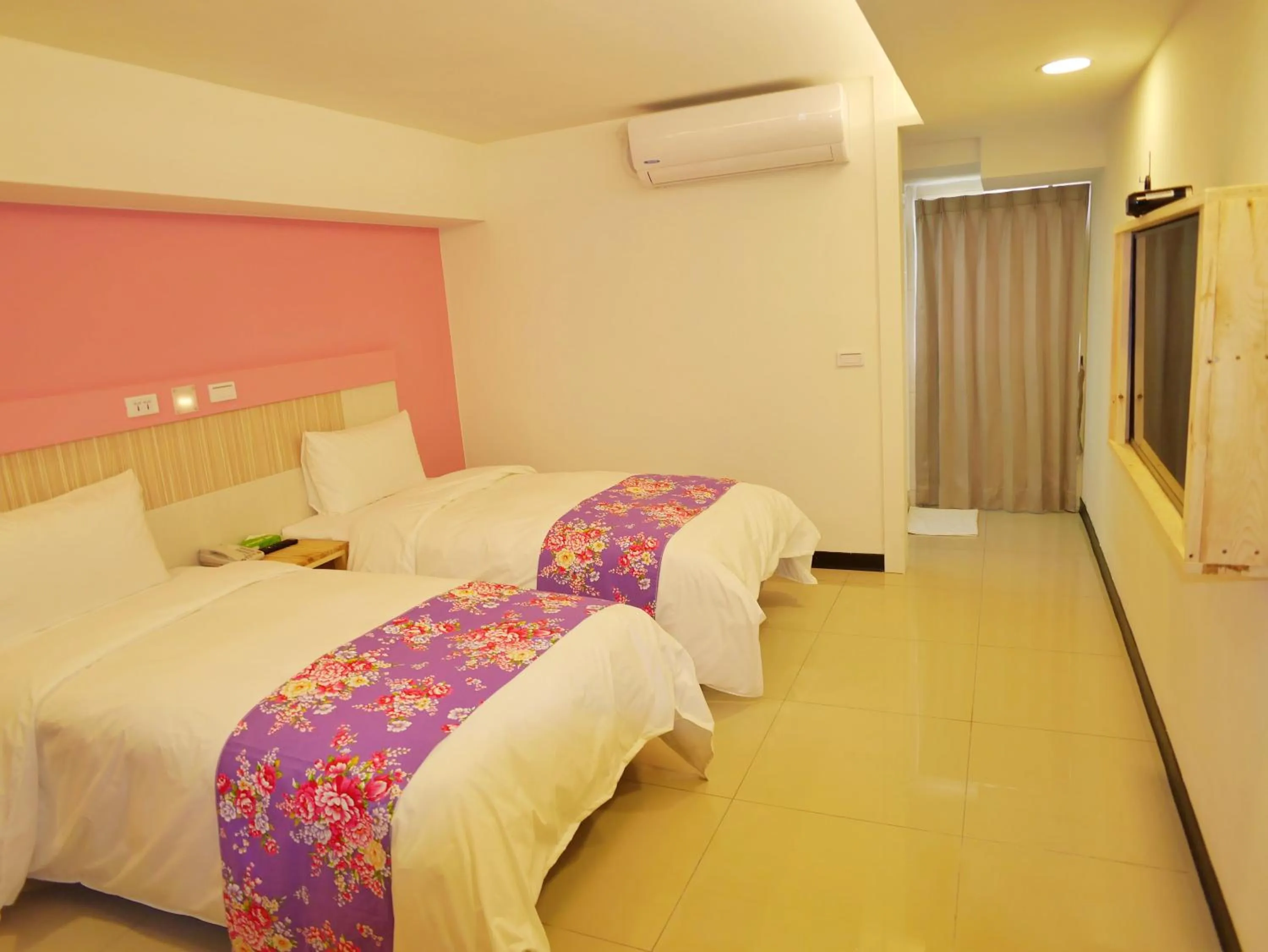 Bed in Good Night Hotel