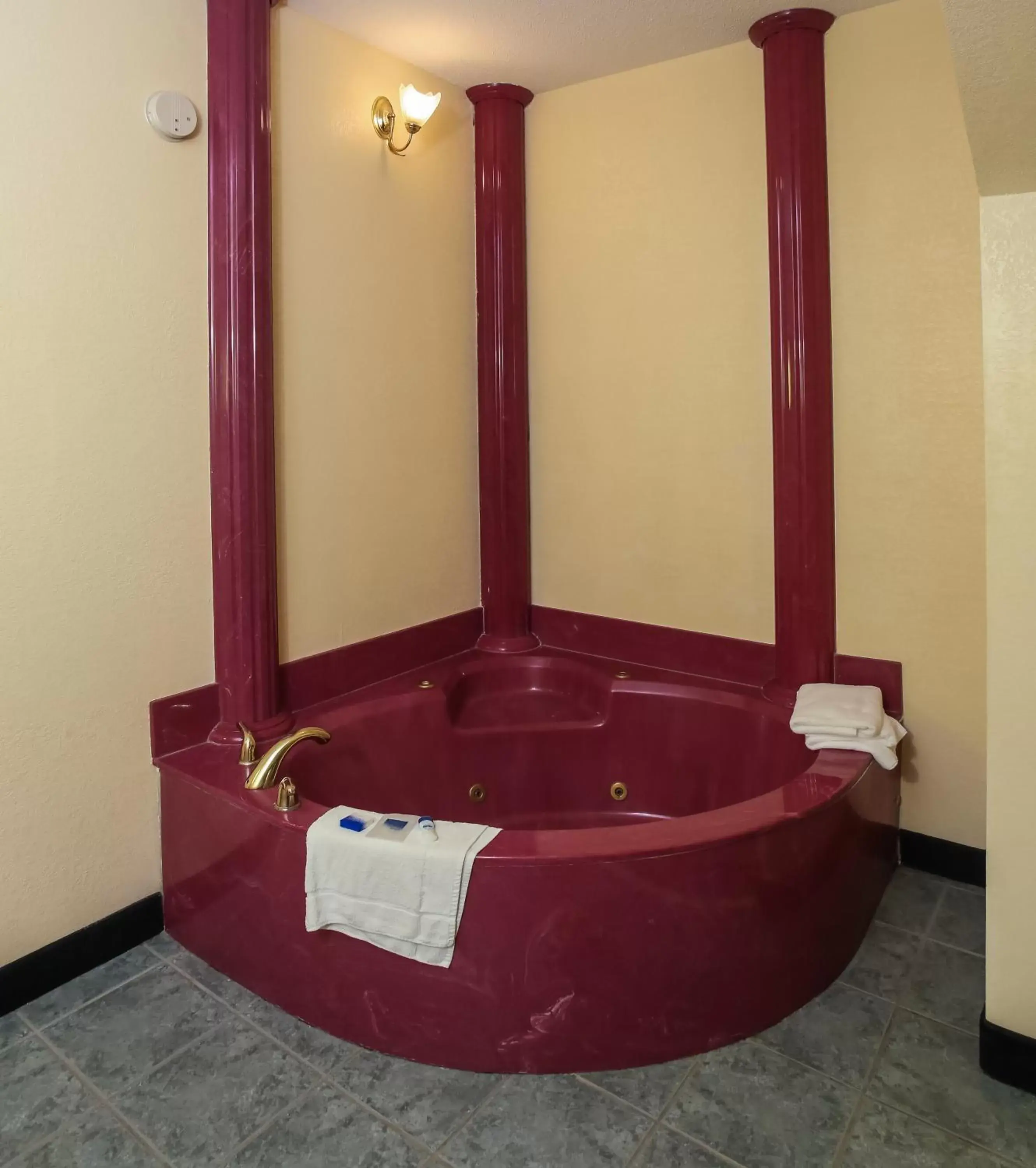 Hot Tub, Bathroom in Motel 6 Dawsonville GA North GA Premium Outlets