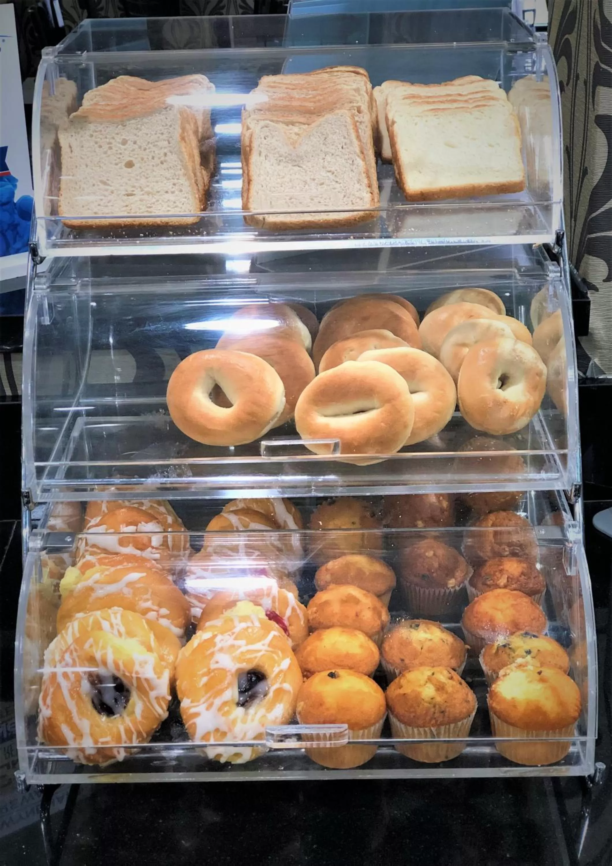 Breakfast in Howard Johnson by Wyndham Greensboro Near the Coliseum