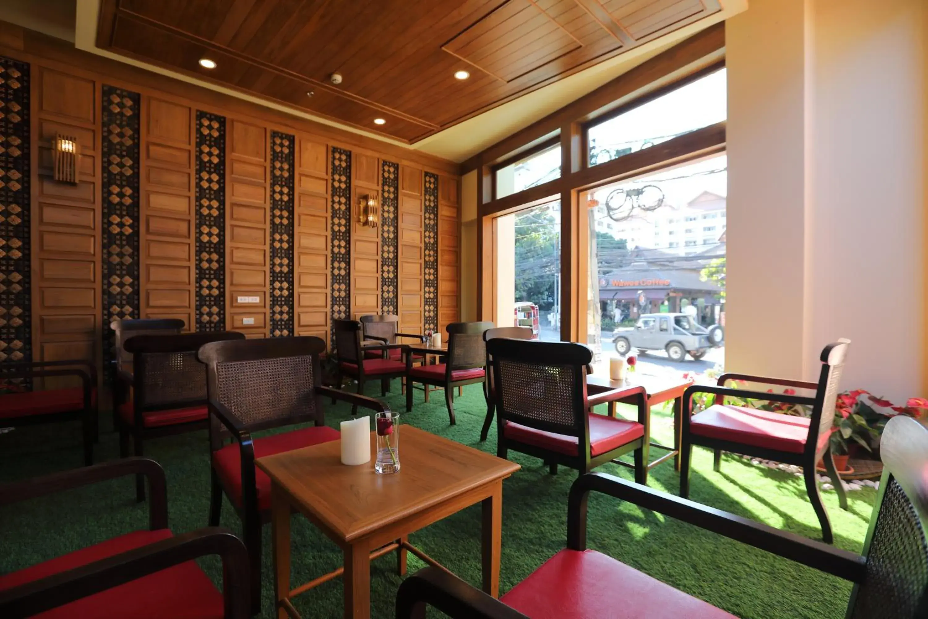 Lounge or bar, Restaurant/Places to Eat in Peak Nimman Prestige Hotel