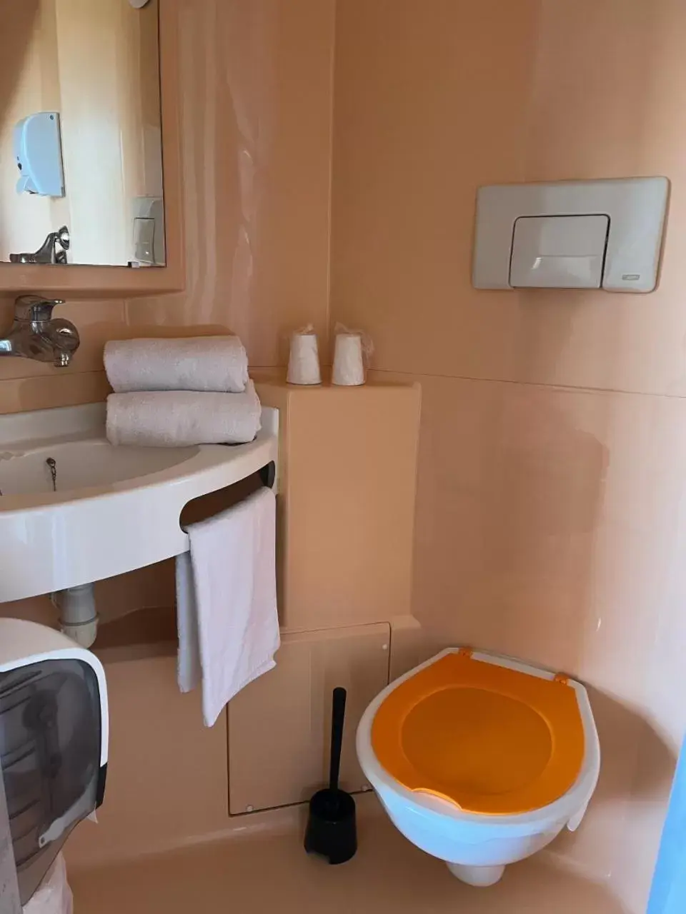 Bathroom in Première Classe Chateauroux - Saint Maur