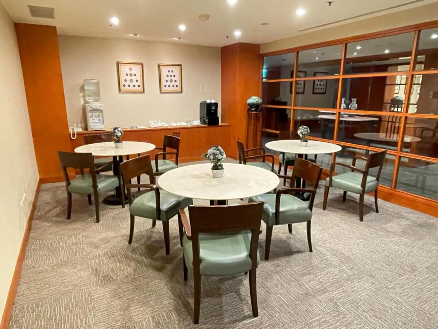 Communal lounge/ TV room in Le Midi Hotel Jungli