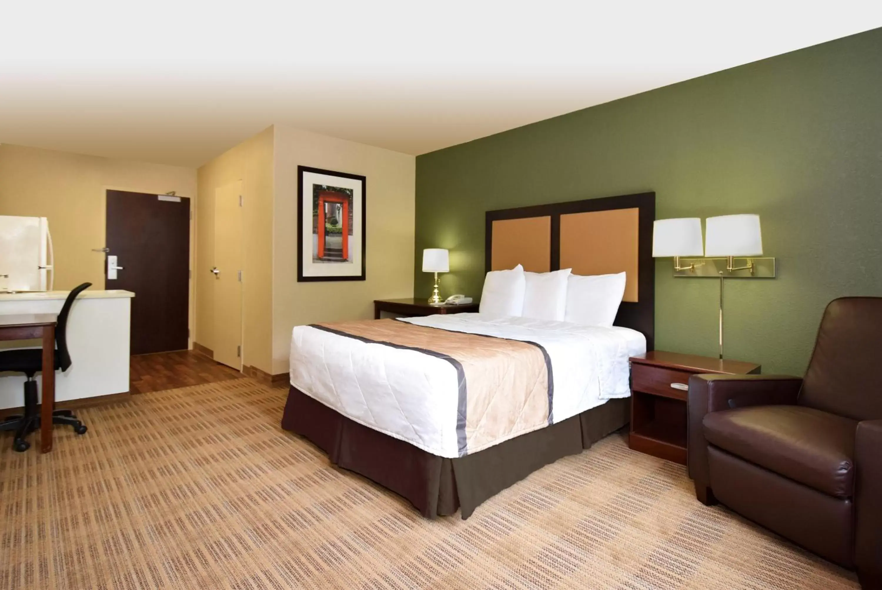 Kitchen or kitchenette, Bed in Extended Stay America Suites - Indianapolis - Castleton Kitchen or kitchenette, Bed in Extended Stay America Suites - Indianapolis - Castleton