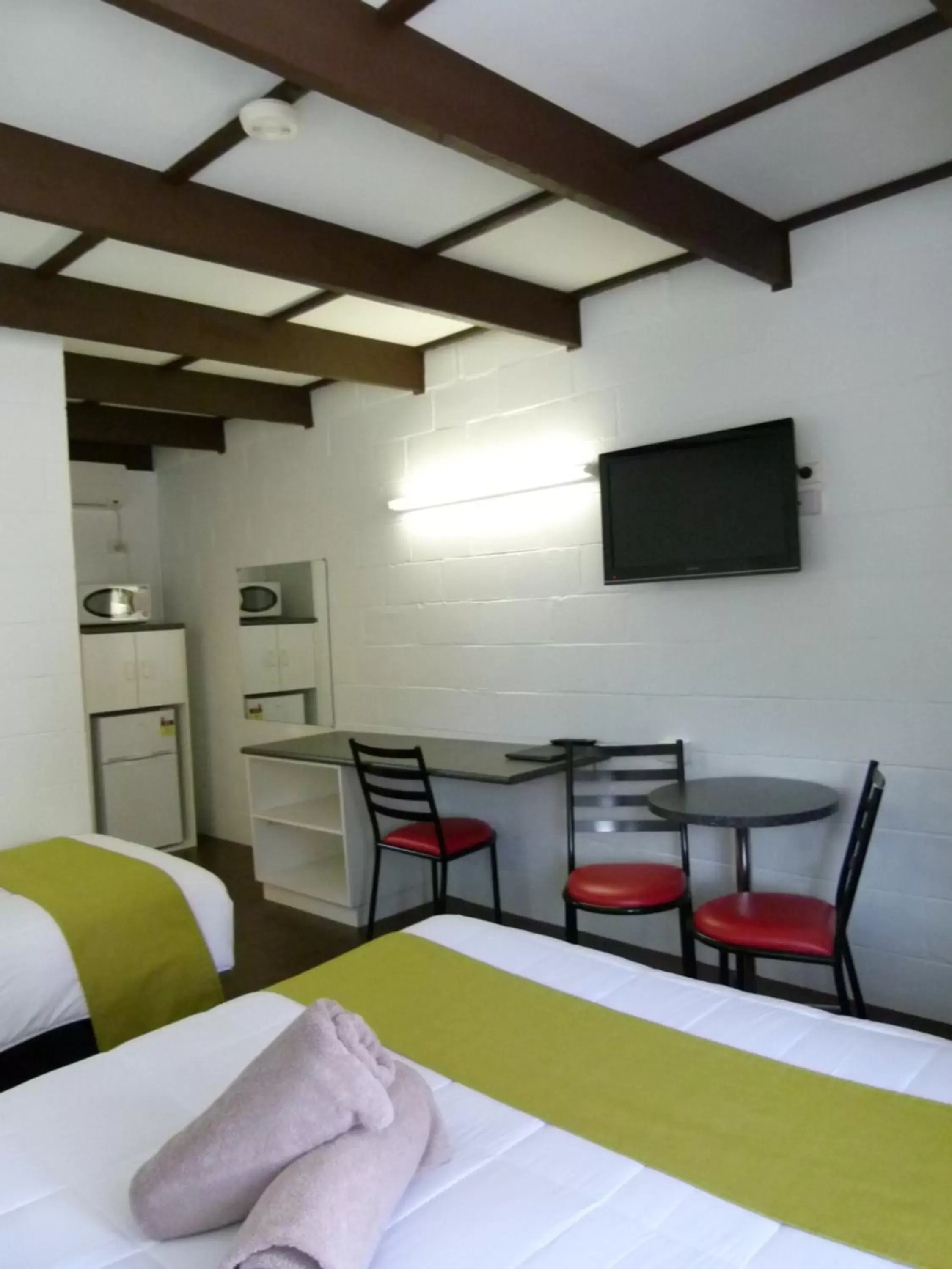 Bed, Seating Area in Azalea Motel