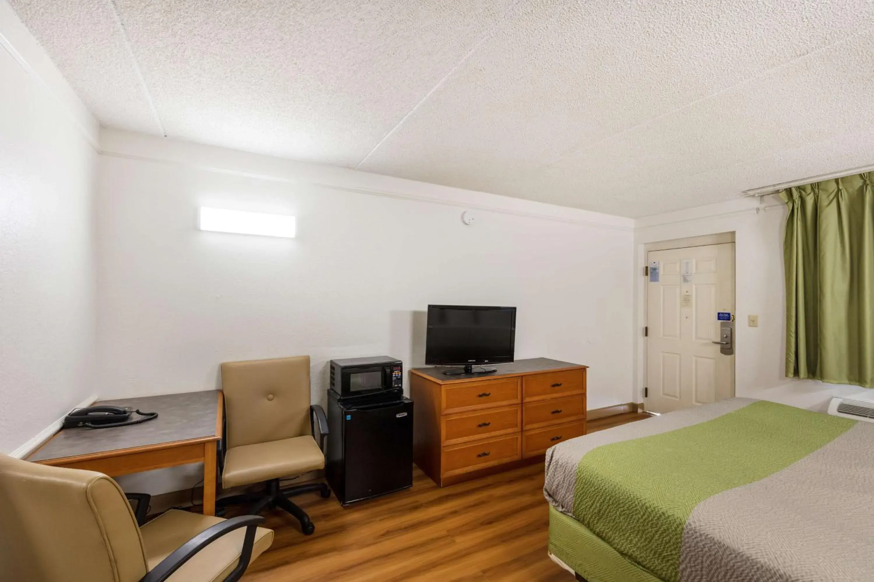 Photo of the whole room, TV/Entertainment Center in Motel 6-Knoxville, TN