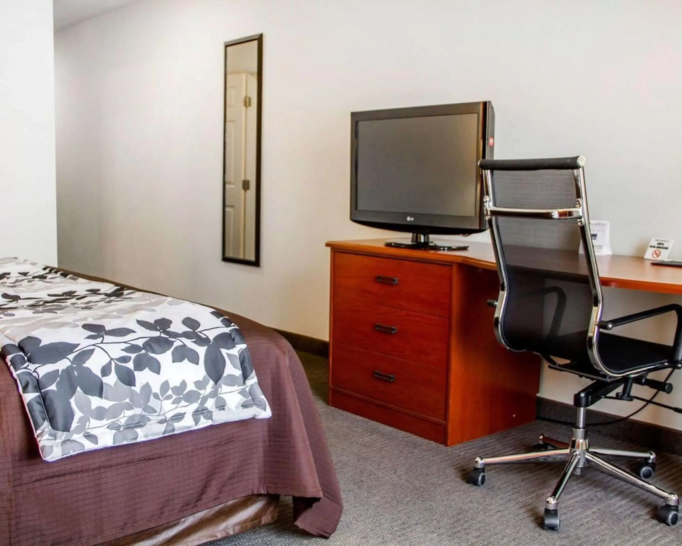 Photo of the whole room, TV/Entertainment Center in Sleep Inn & Suites Oklahoma City Northwest