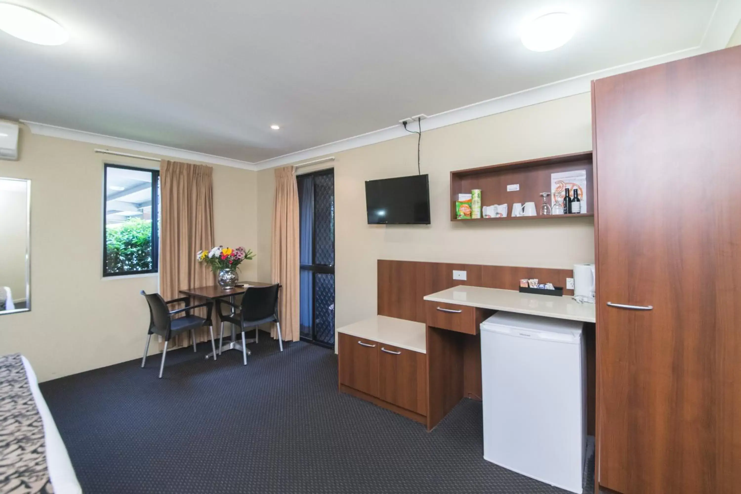 Coffee/tea facilities in Rocky Resort Motor Inn