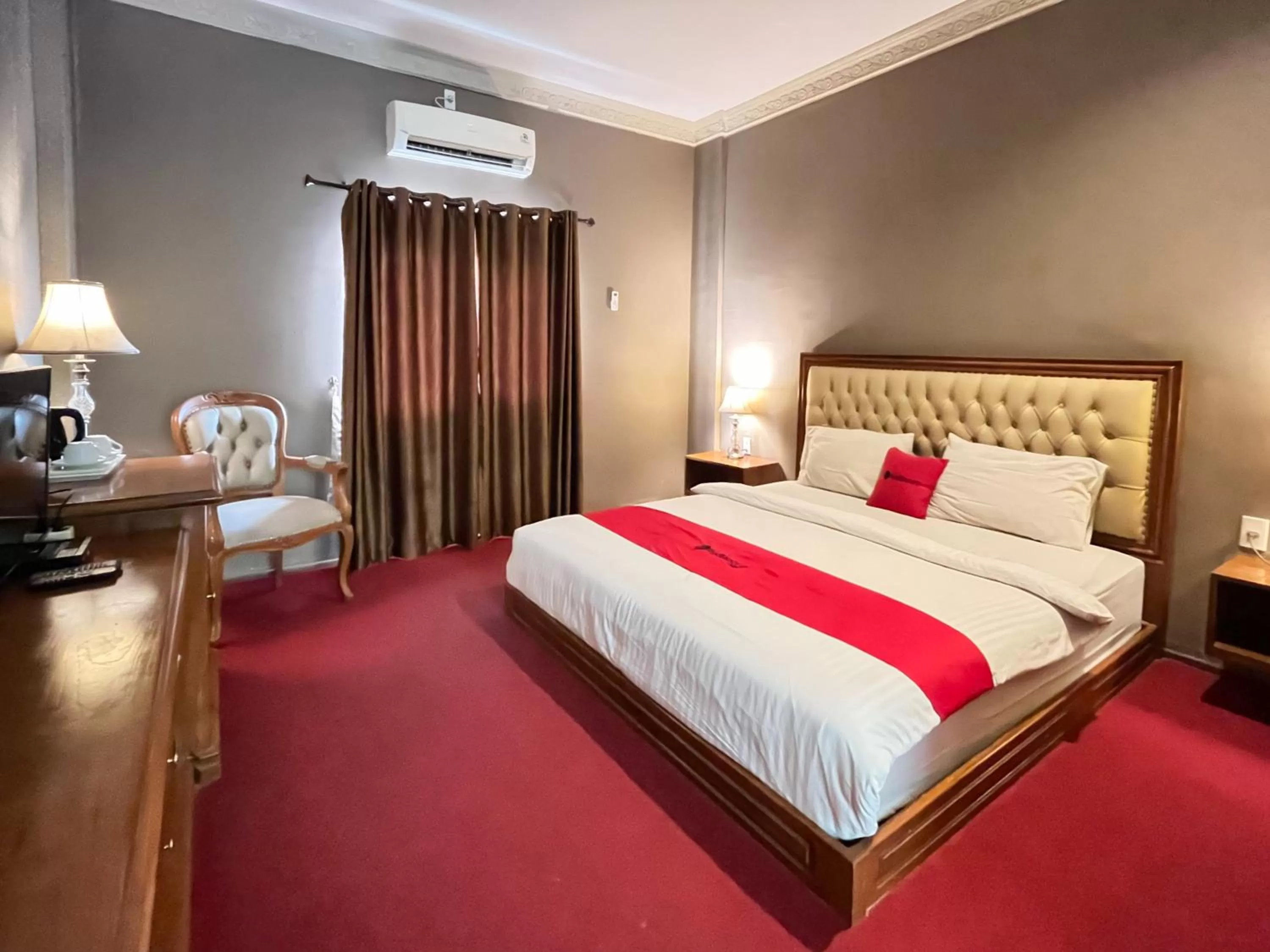 Bedroom, Bed in RedDoorz Premium Syariah at Mutiara Hijau Suites Medan