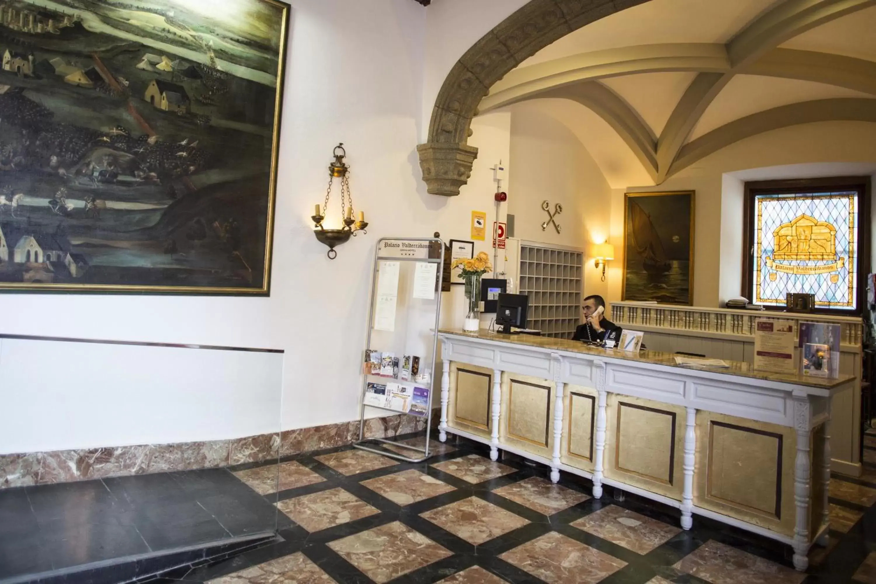 Lobby or reception, Kitchen/Kitchenette in Palacio Valderrabanos