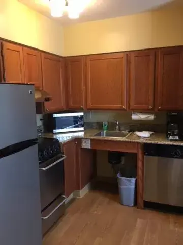 Kitchen or kitchenette, Kitchen/Kitchenette in Hawthorn Suites by Wyndham Cincinnati Northeast/Mason