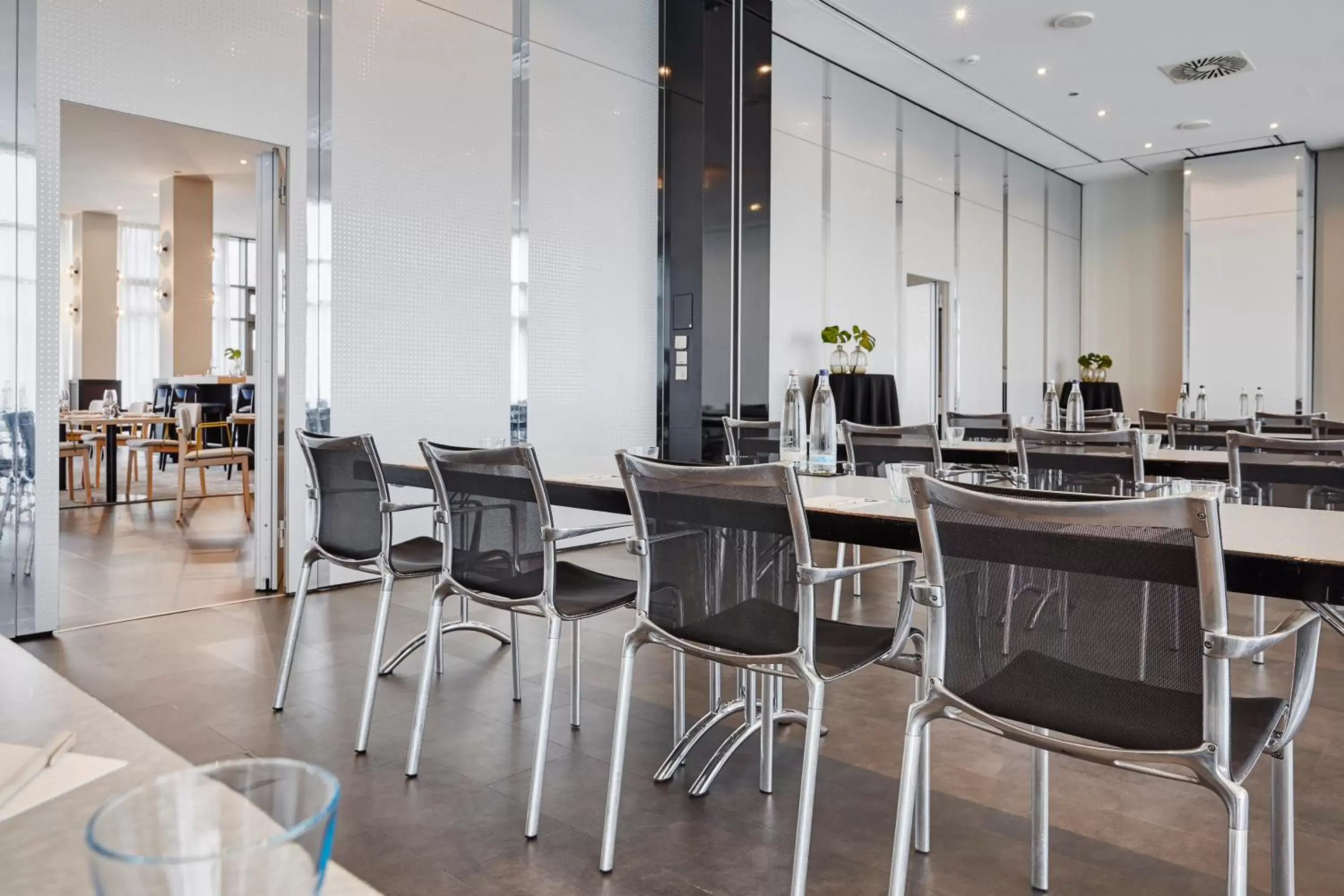 Meeting/conference room, Restaurant/Places to Eat in INNSiDE by Meliá Bremen