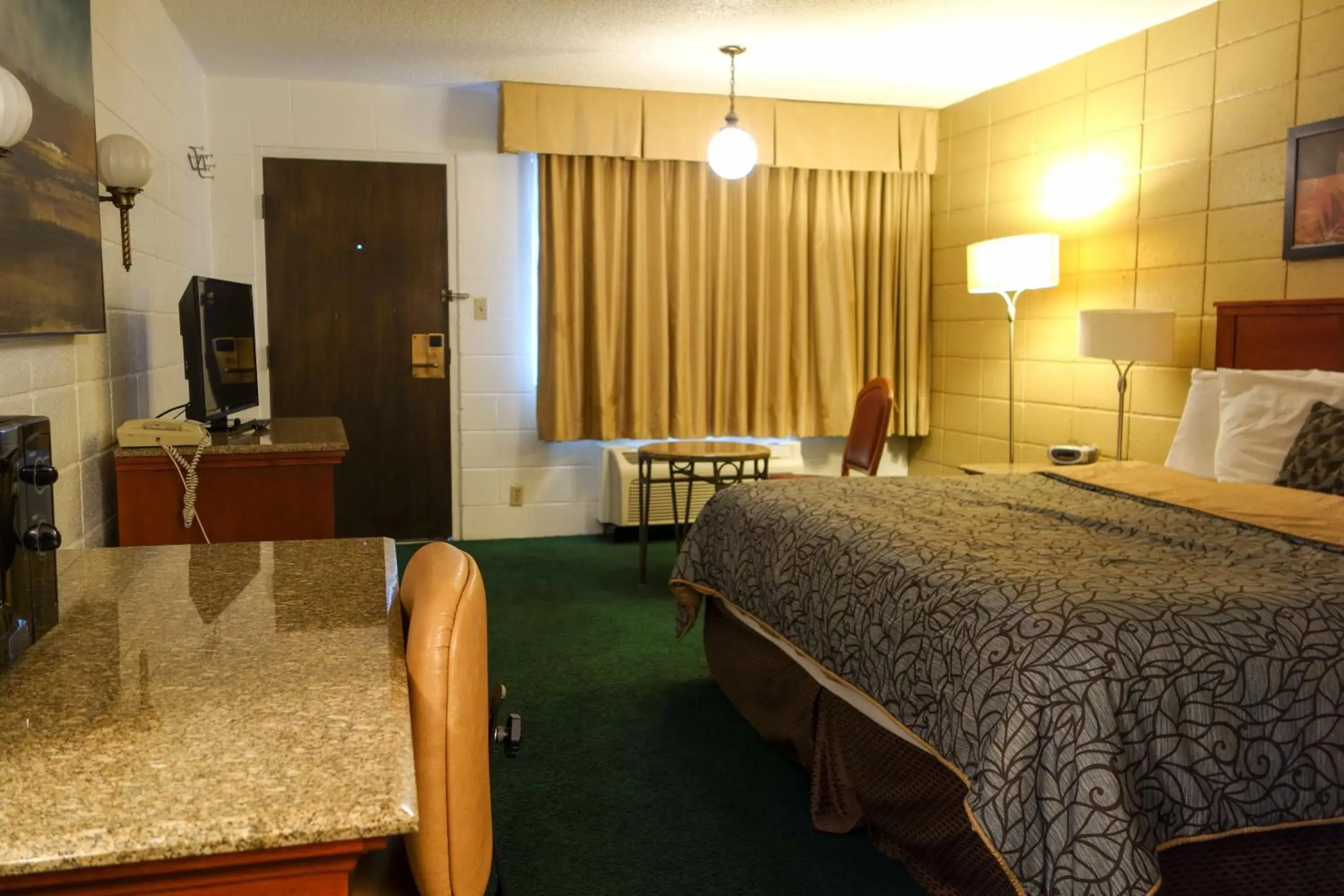Photo of the whole room, Bed in Cabana Inn - Boise Photo of the whole room, Bed in Cabana Inn - Boise