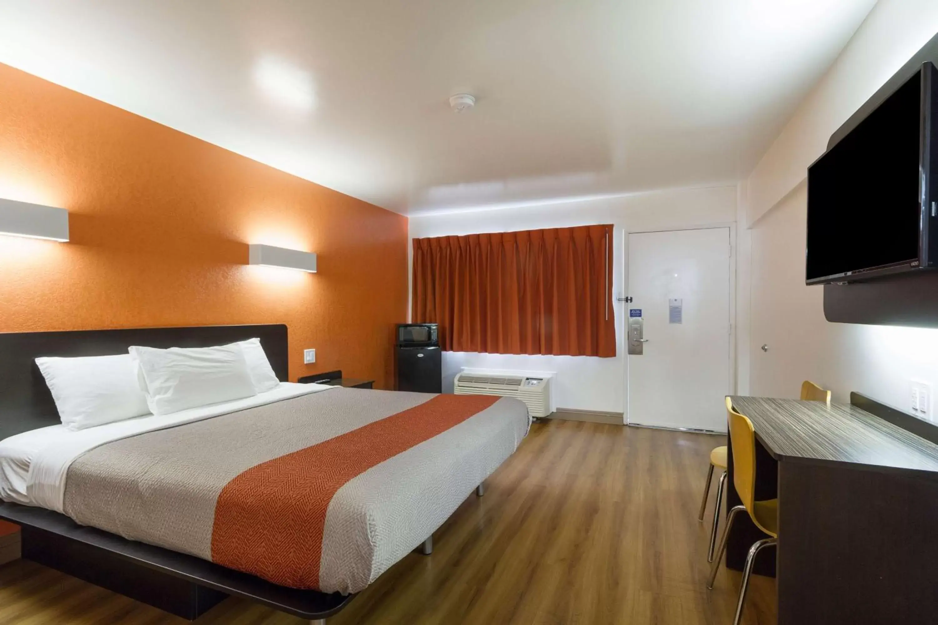 TV and multimedia, Bed in Motel 6-Claremont, CA TV and multimedia, Bed in Motel 6-Claremont, CA