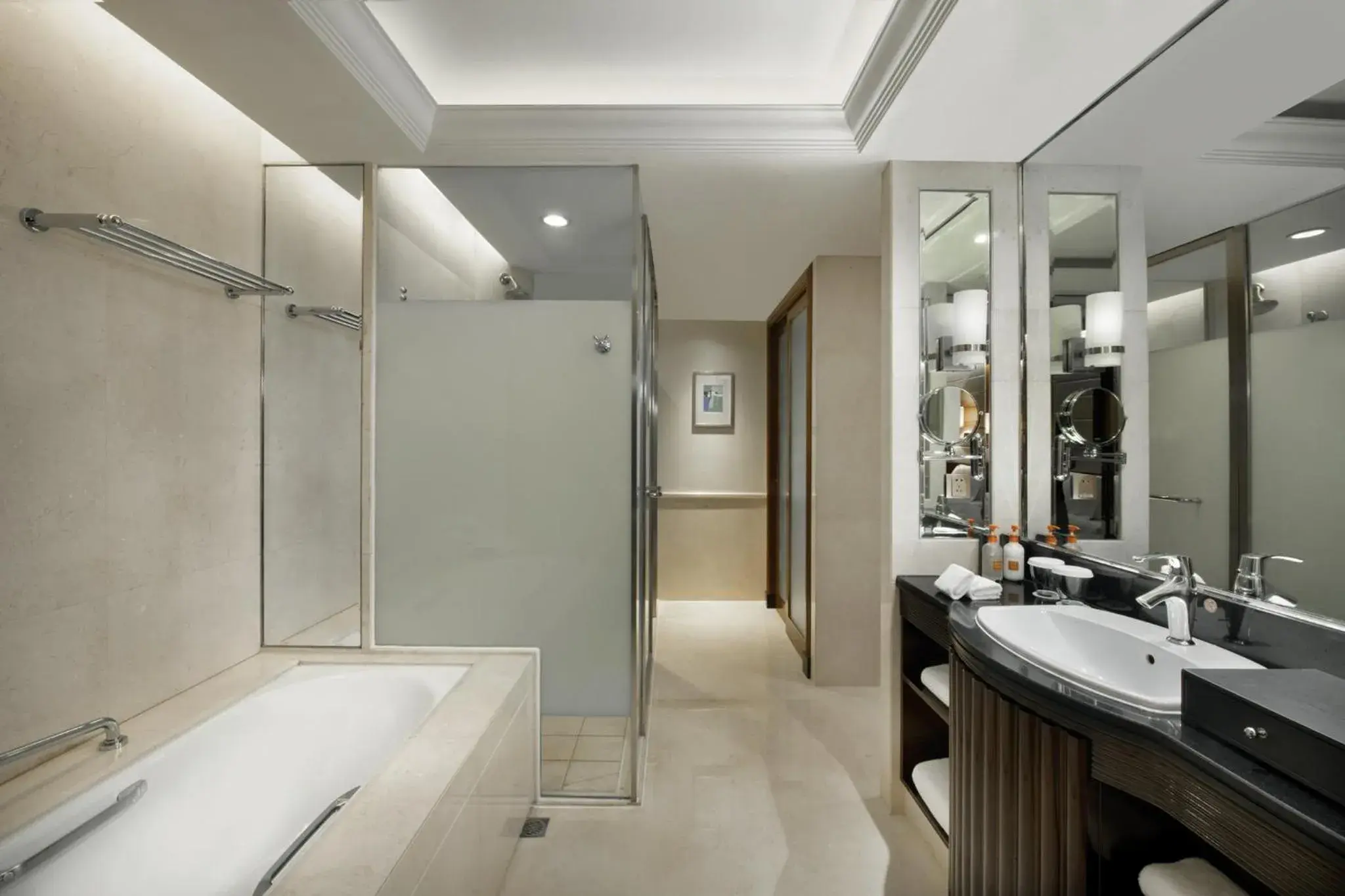 Photo of the whole room, Bathroom in Crowne Plaza Nanchang Riverside, an IHG Hotel