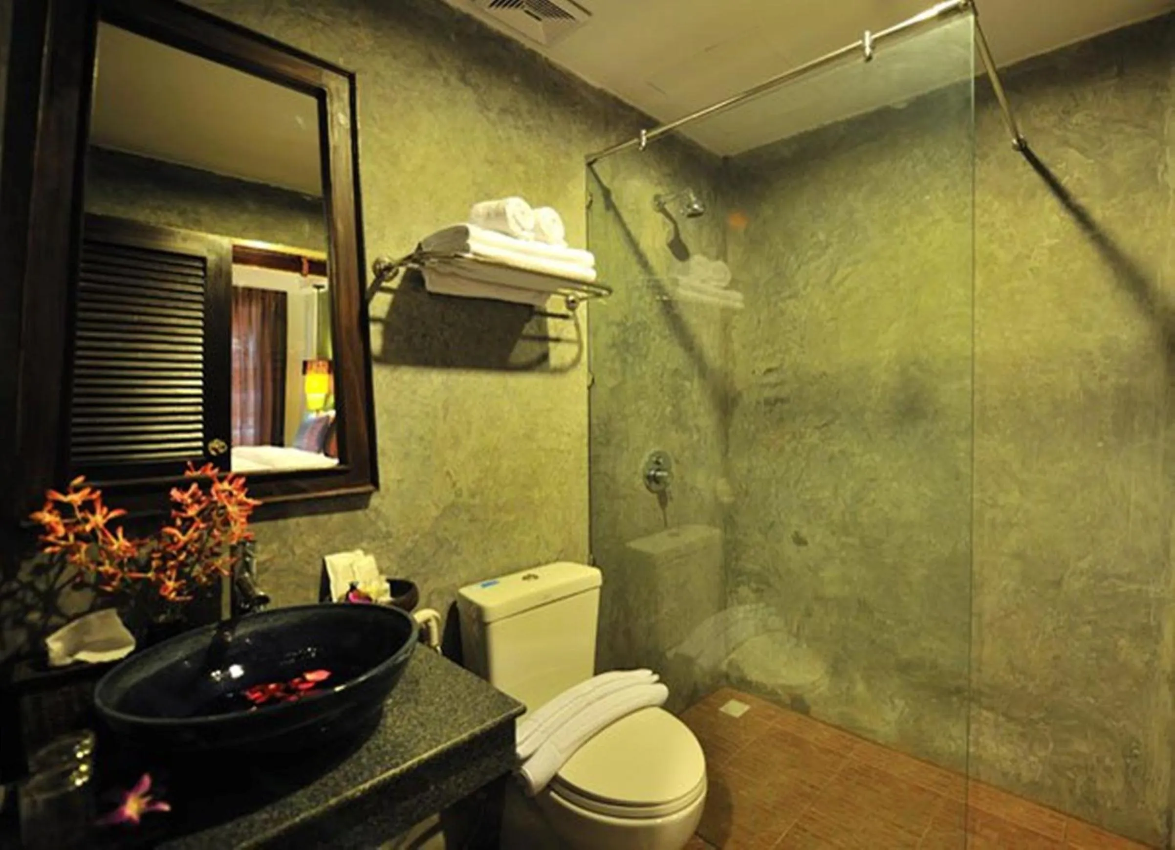 Bathroom in Siralanna Hotel