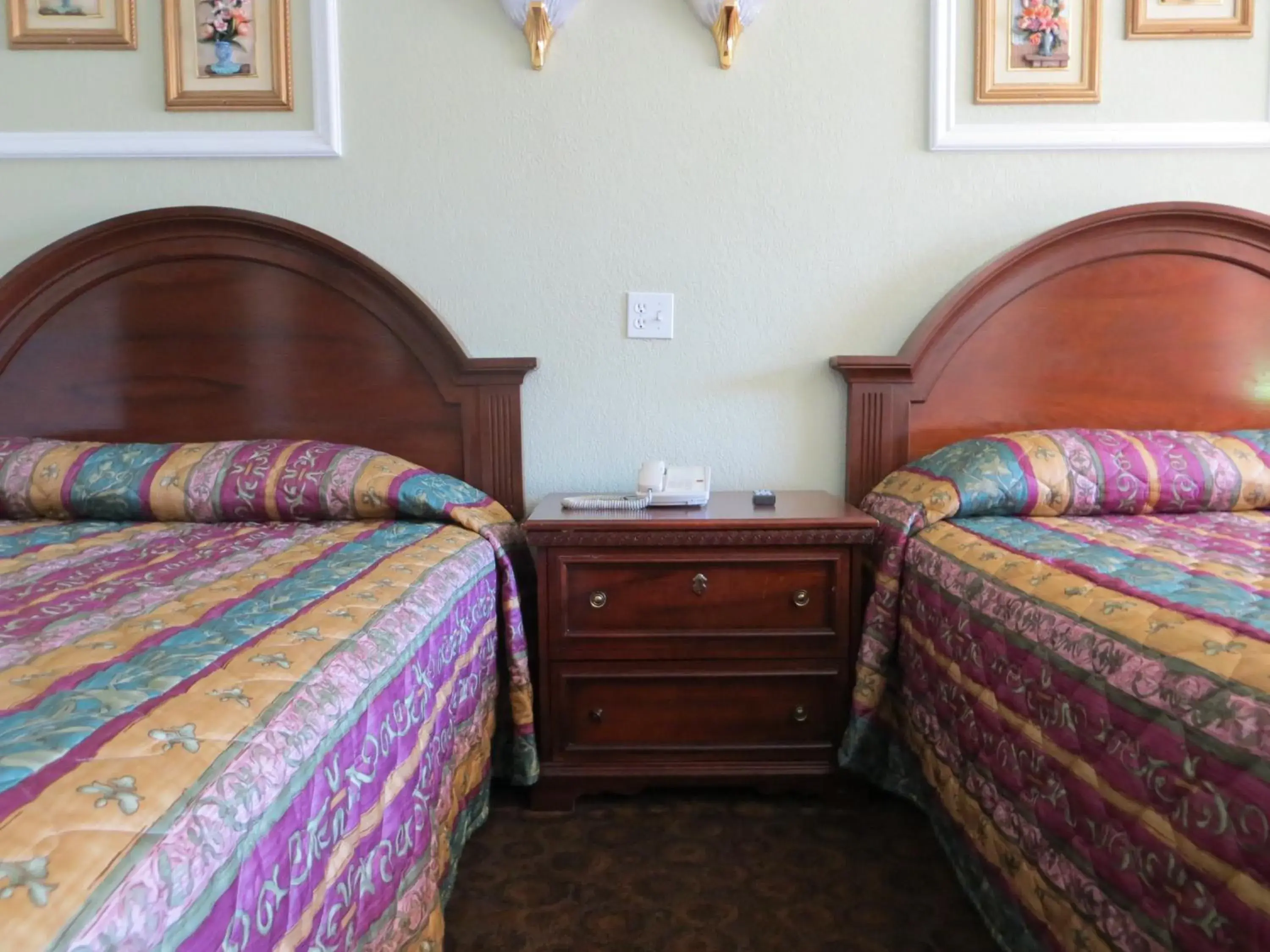 Decorative detail, Bed in Azusa Inn