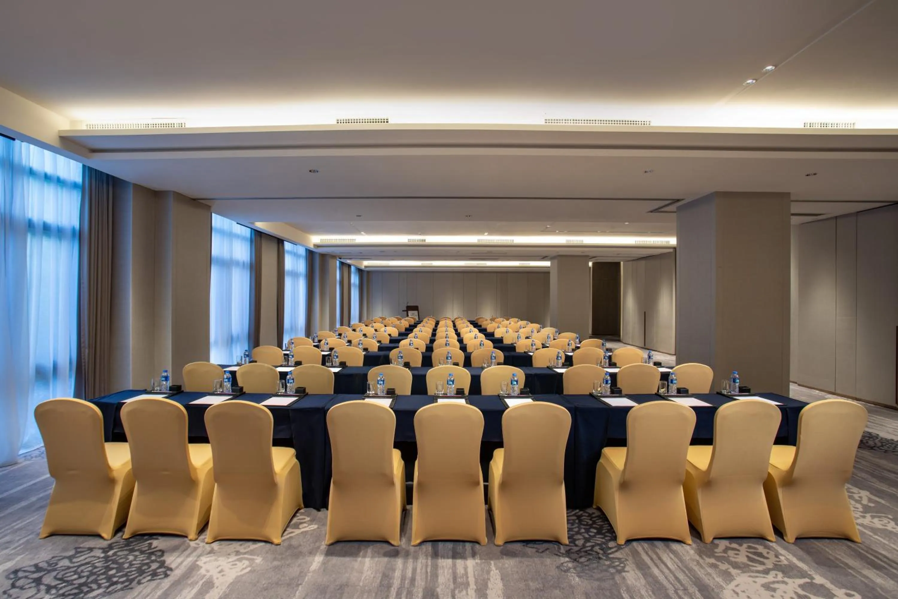 Meeting/conference room in Crowne Plaza Fuzhou South by IHG