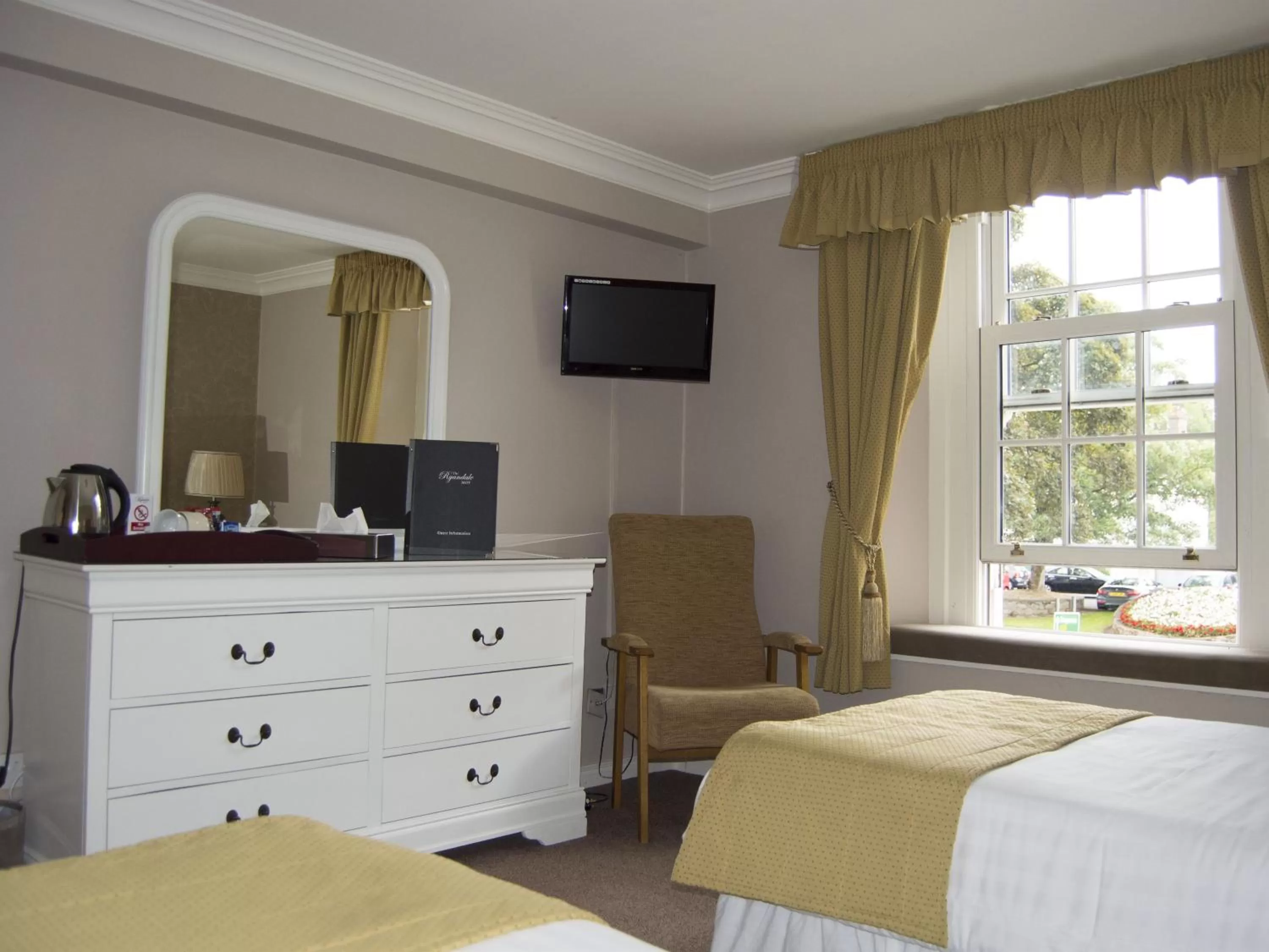 Twin Room with Shower in The Ryandale Inn