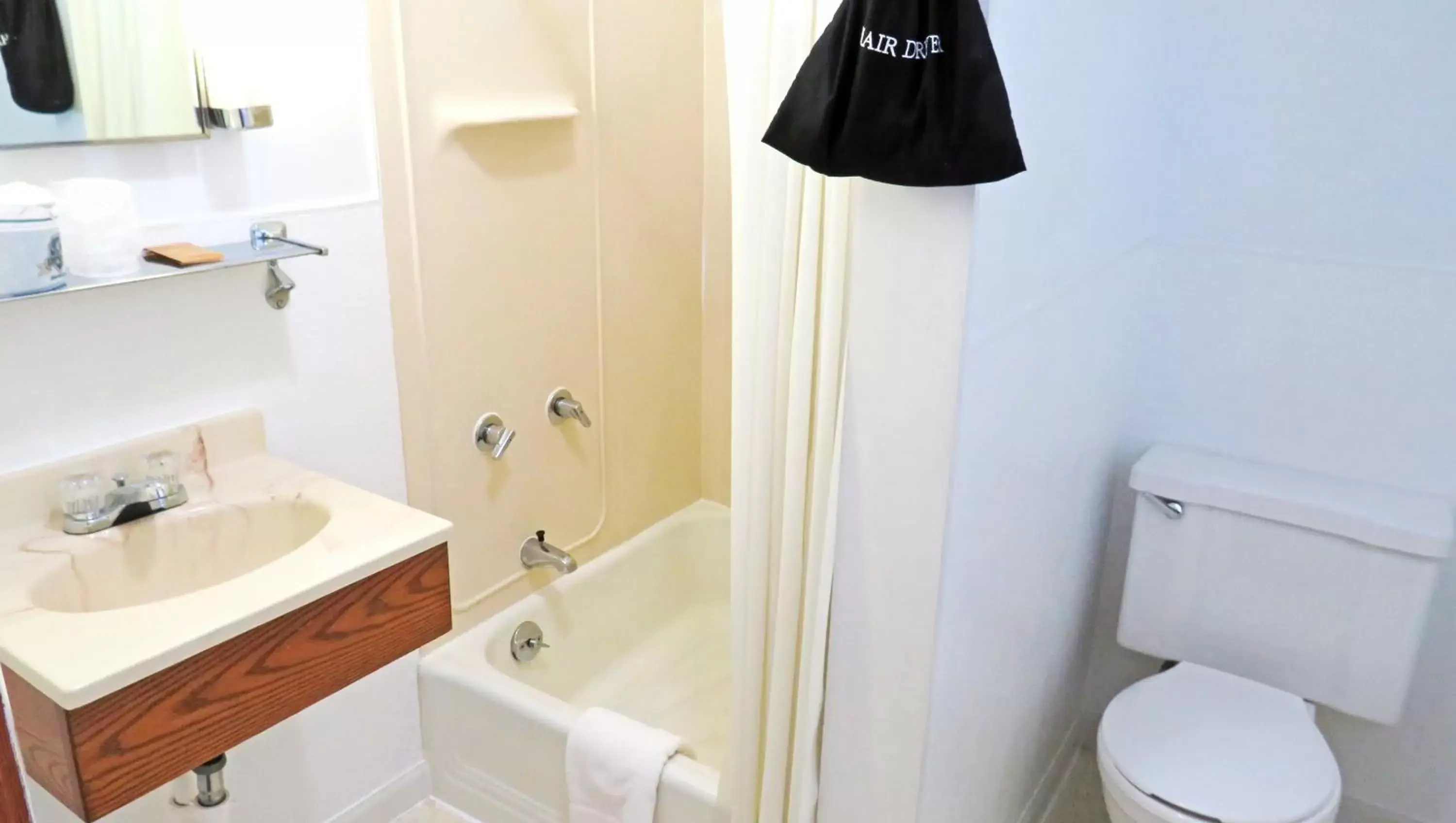 Shower, Bathroom in Indianhead Ironwood Hotel