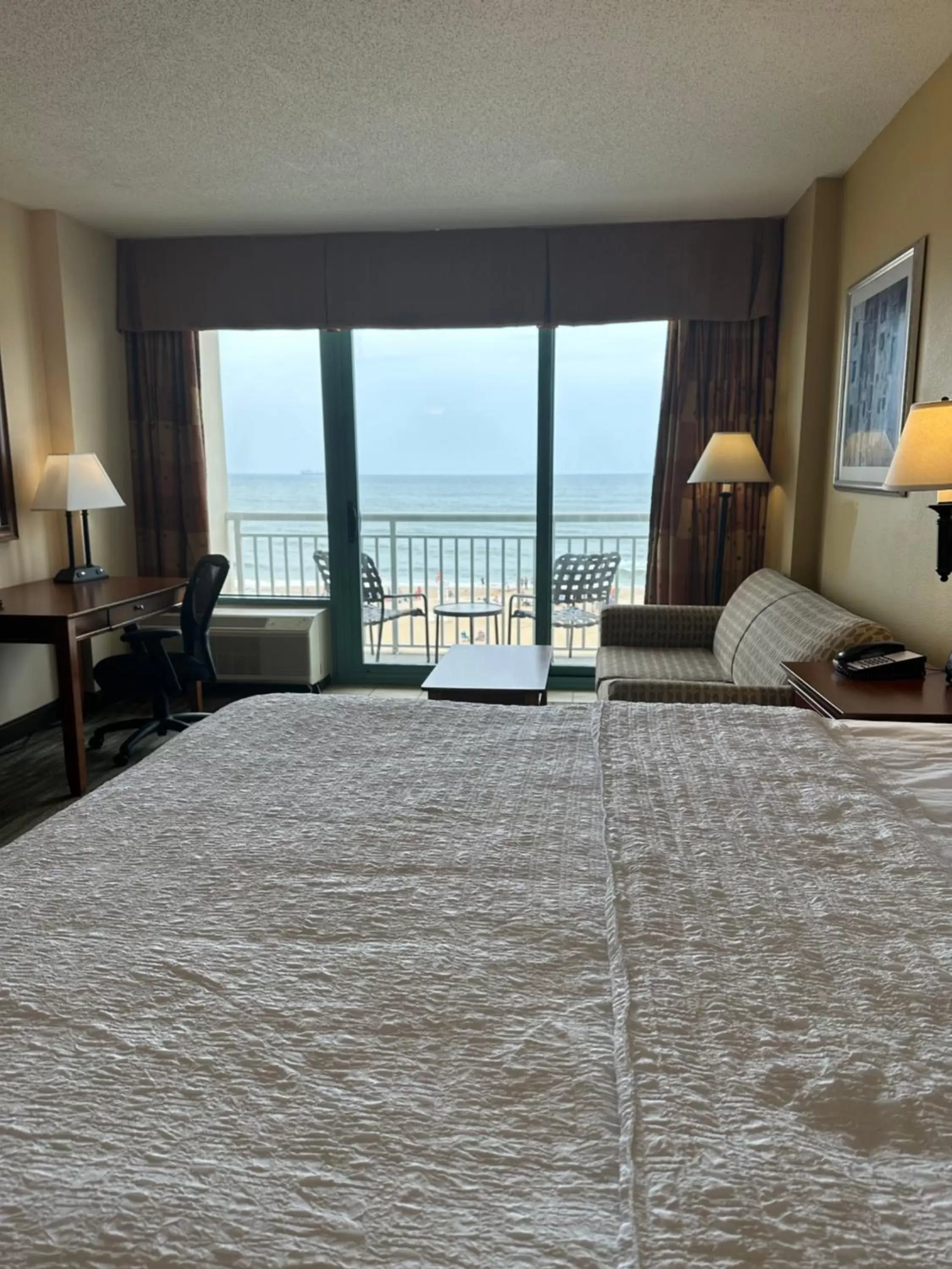 Bed in Hampton Inn Virginia Beach-Oceanfront South