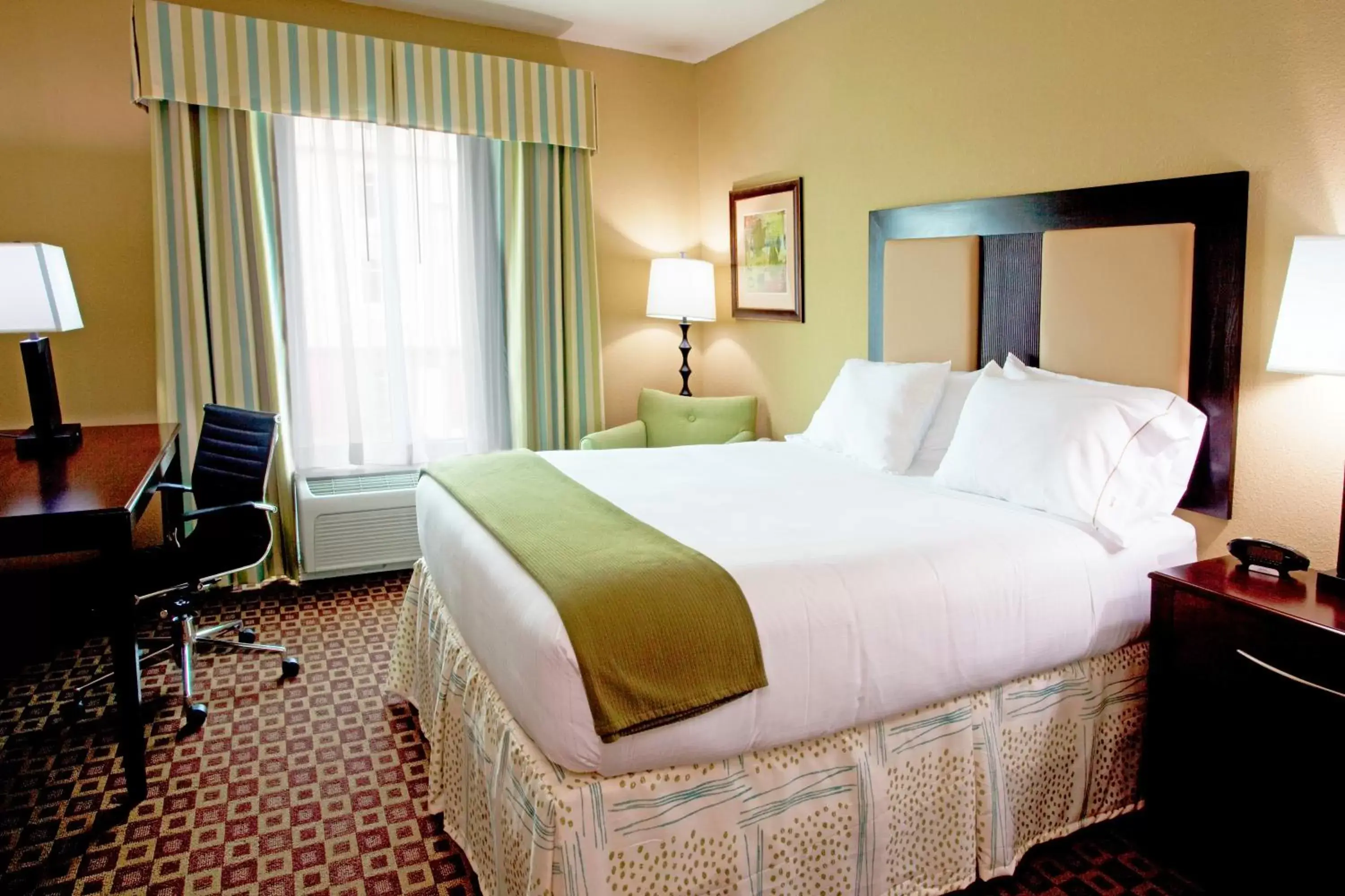 Day, Bed in Holiday Inn Express Hotel & Suites Chaffee - Jacksonville West, an IHG Hotel