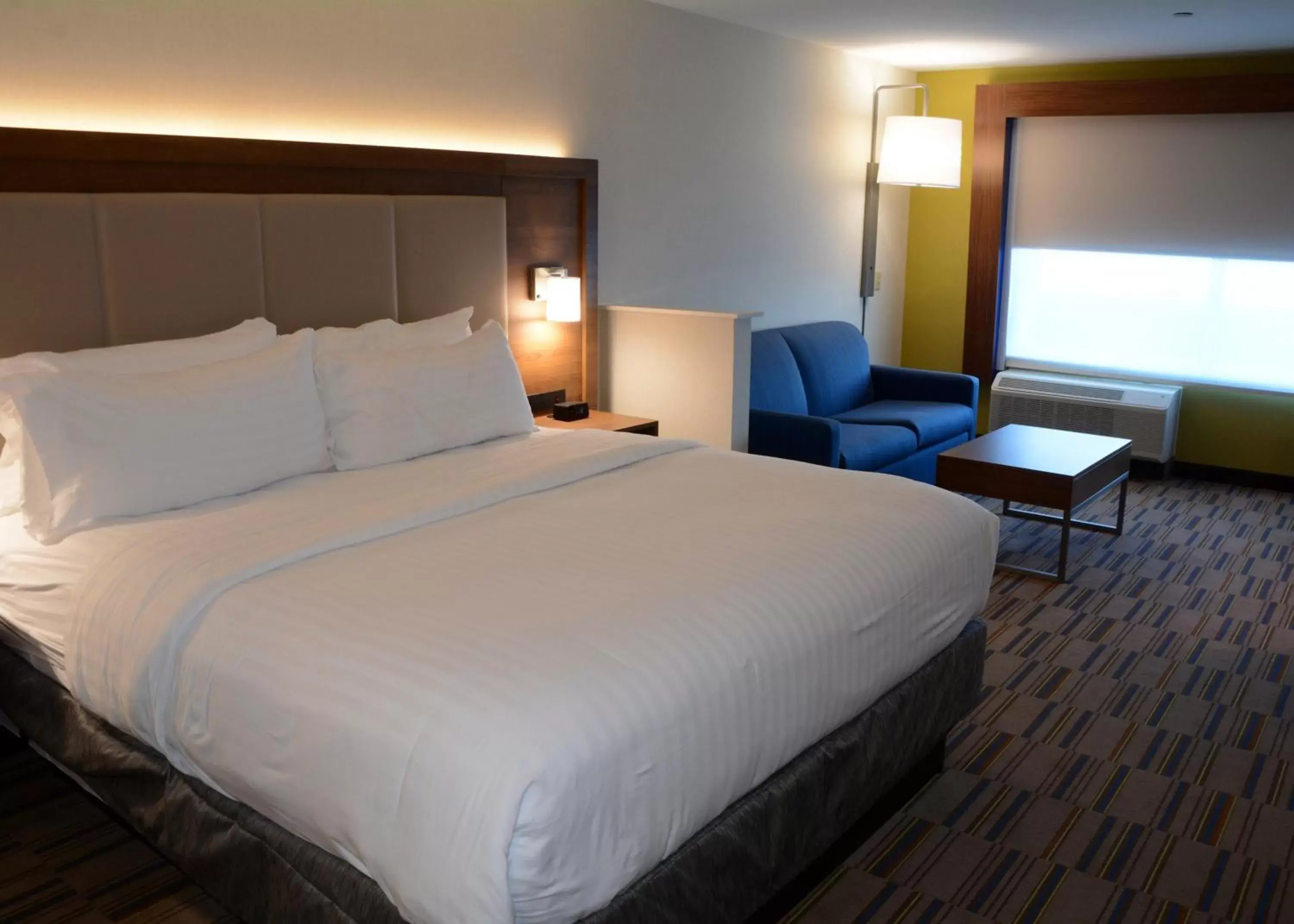 Photo of the whole room, Bed in Holiday Inn Express & Suites - Pittsburgh - Monroeville, an IHG Hotel