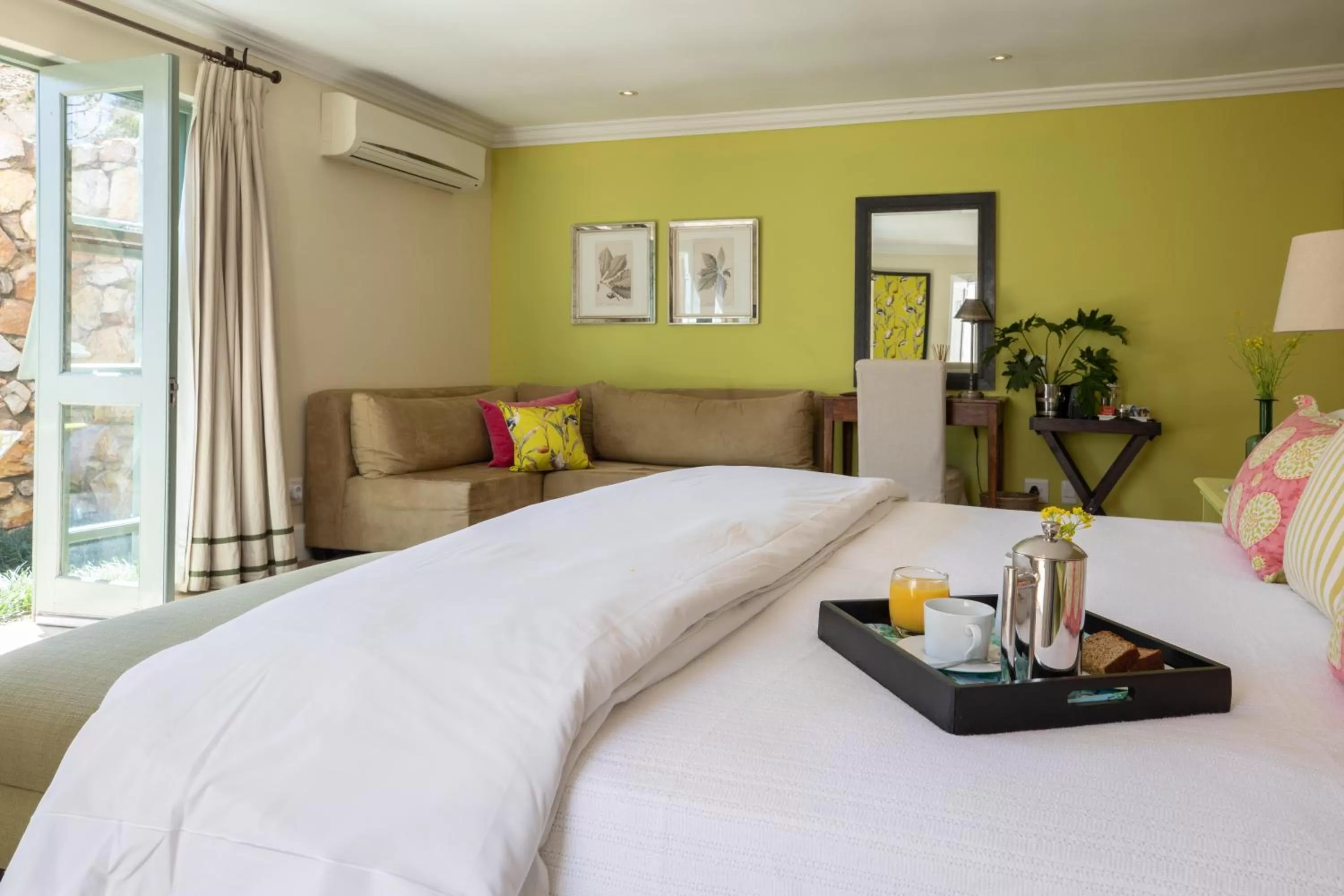 Seating area, Bed in The Parkwood