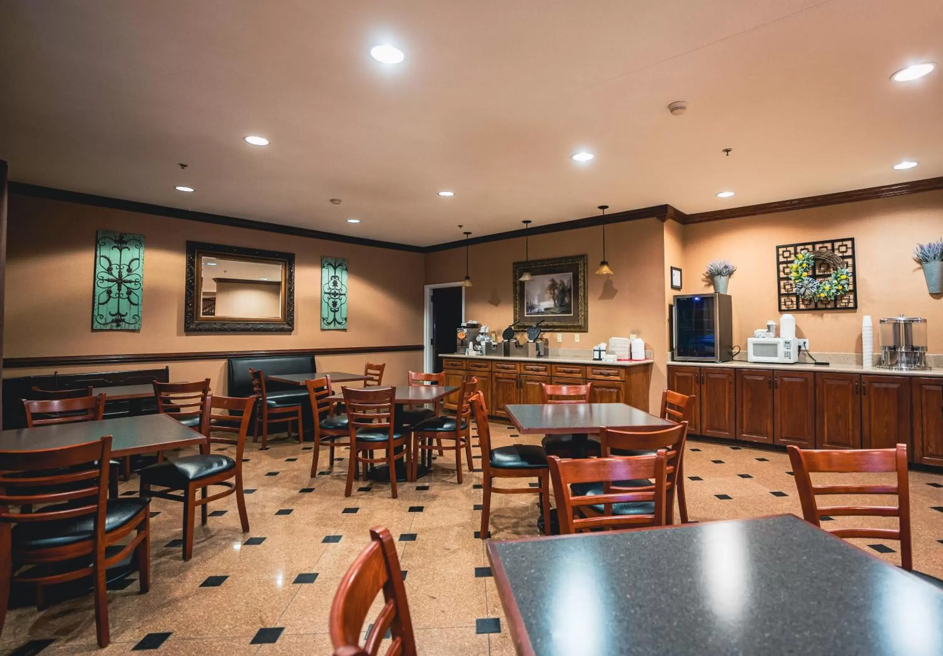 Breakfast, Restaurant/Places to Eat in Mountain Inn & Suites Flat Rock