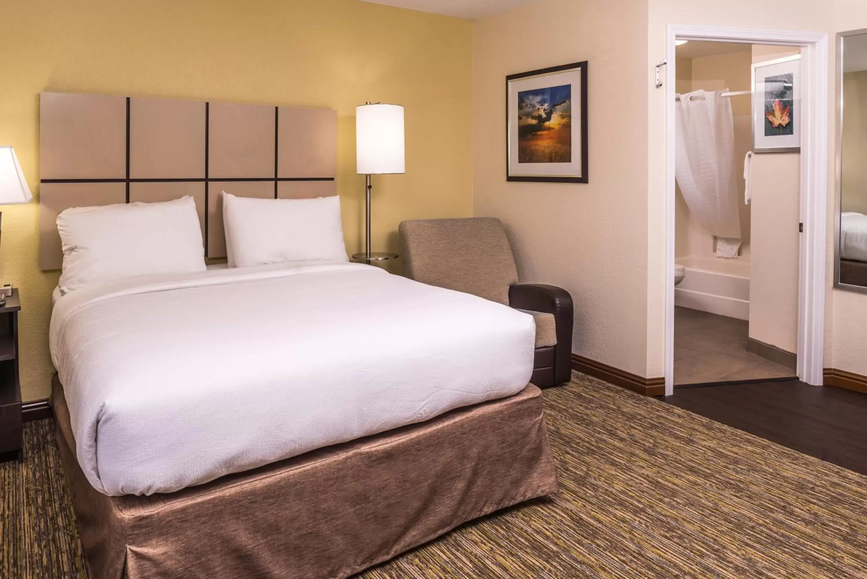 Photo of the whole room, Bed in Candlewood Suites Kansas City, an IHG Hotel