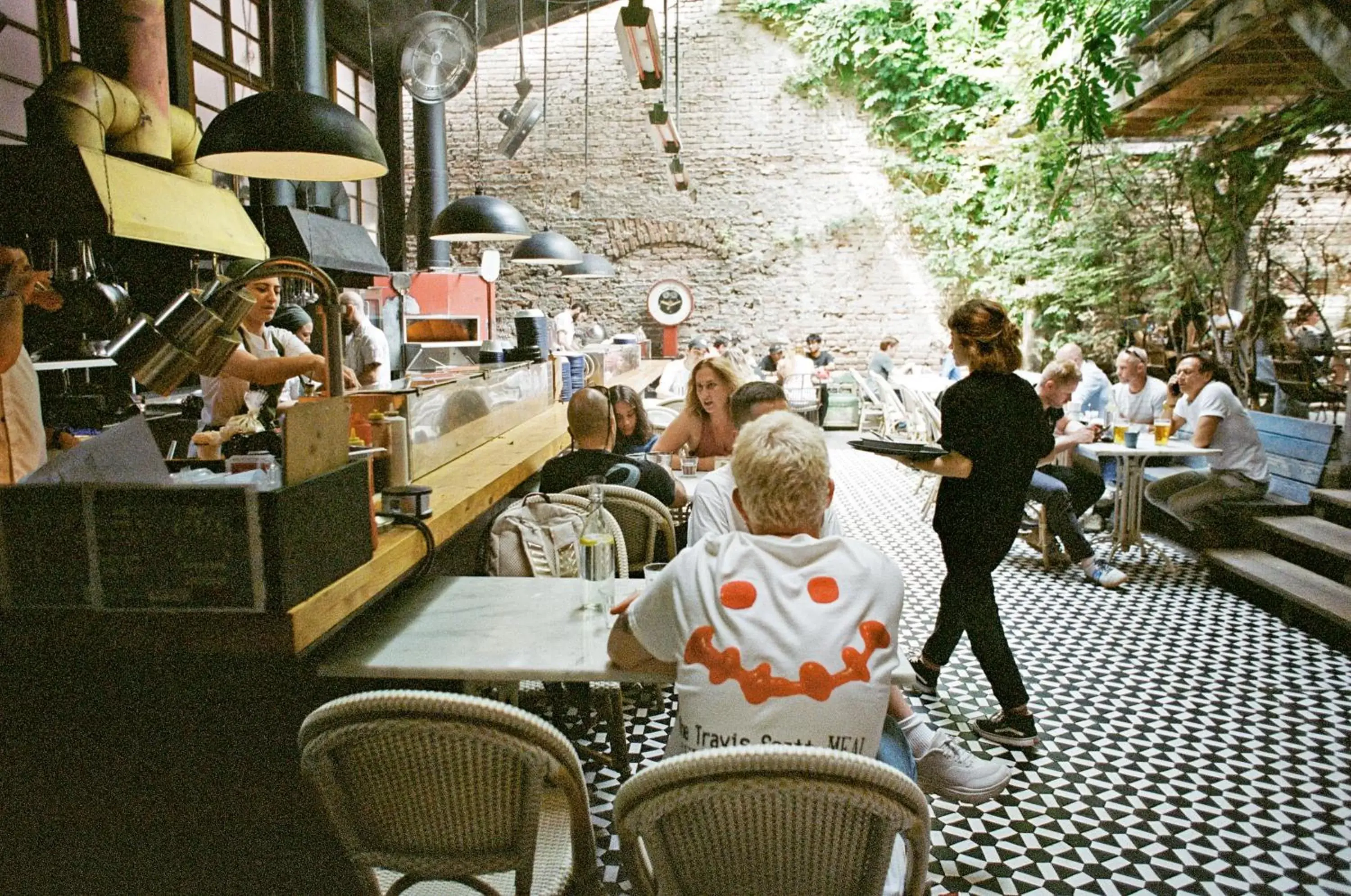 Restaurant/places to eat in Blueberry Nights Restaurant/places to eat in Blueberry Nights