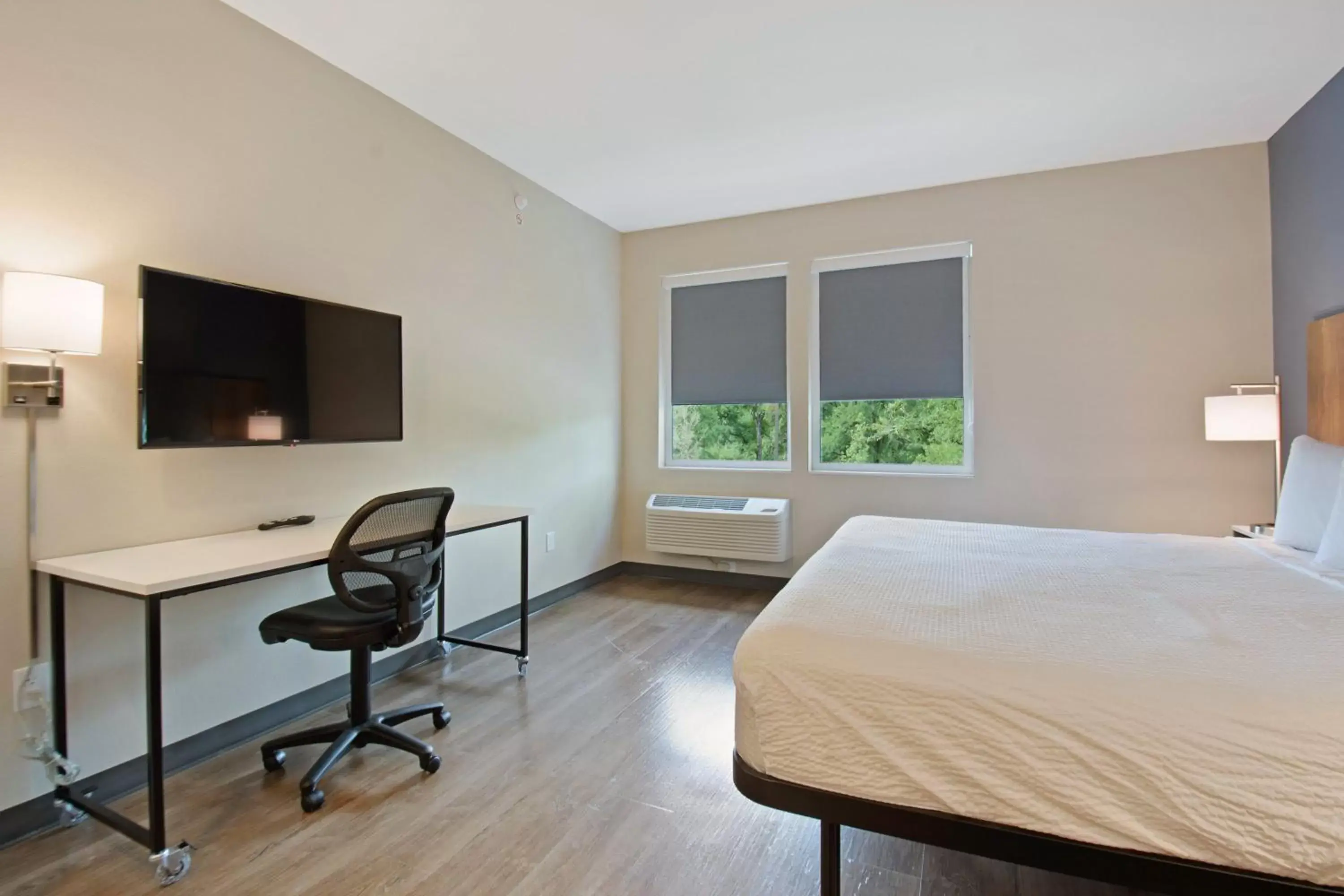 Bed, TV/Entertainment Center in Extended Stay America Premier Suites - Austin - Austin Airport