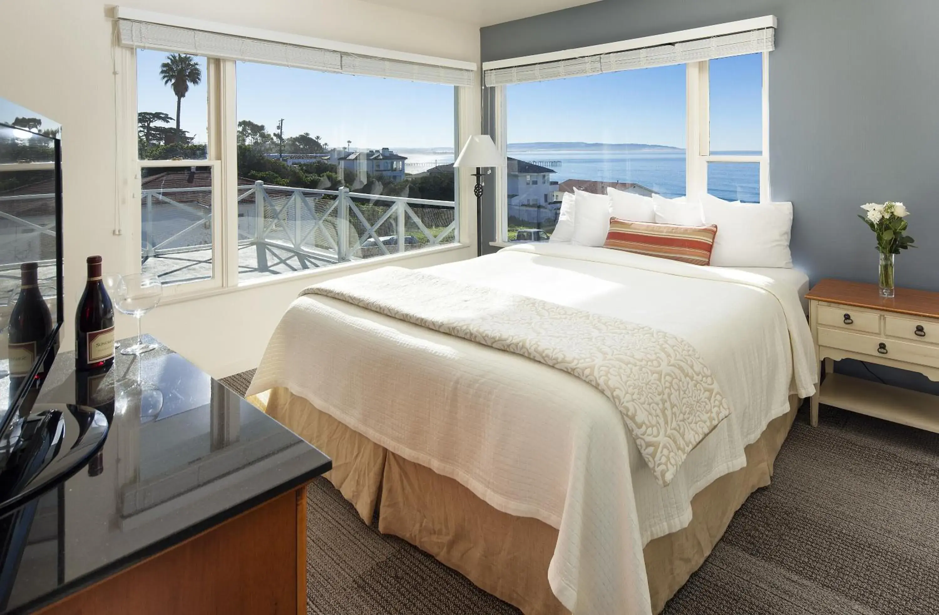 Photo of the whole room, Bed in Tides Oceanview Inn and Cottages