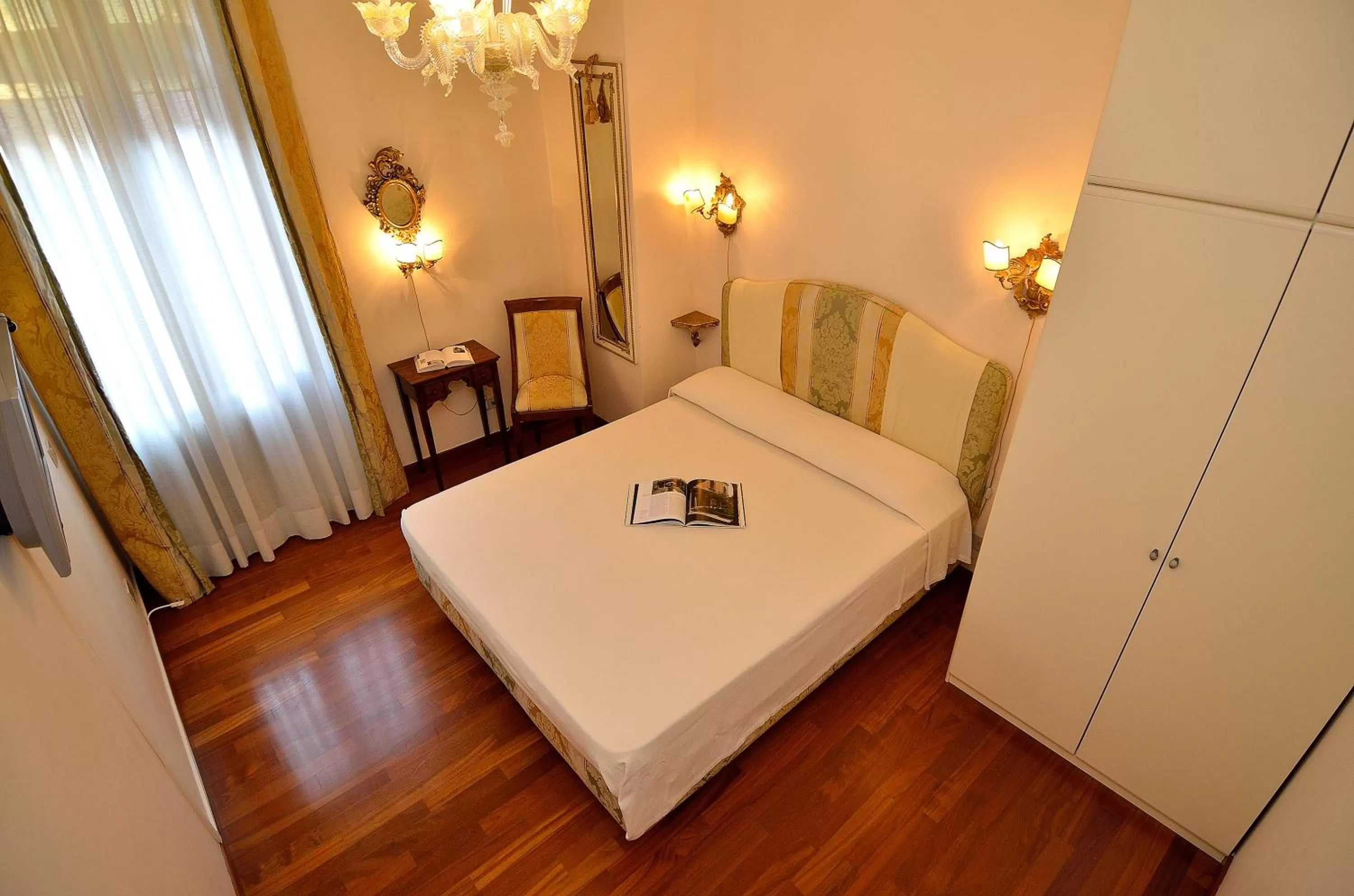 Photo of the whole room, Bed in Cà Del Modena Room only